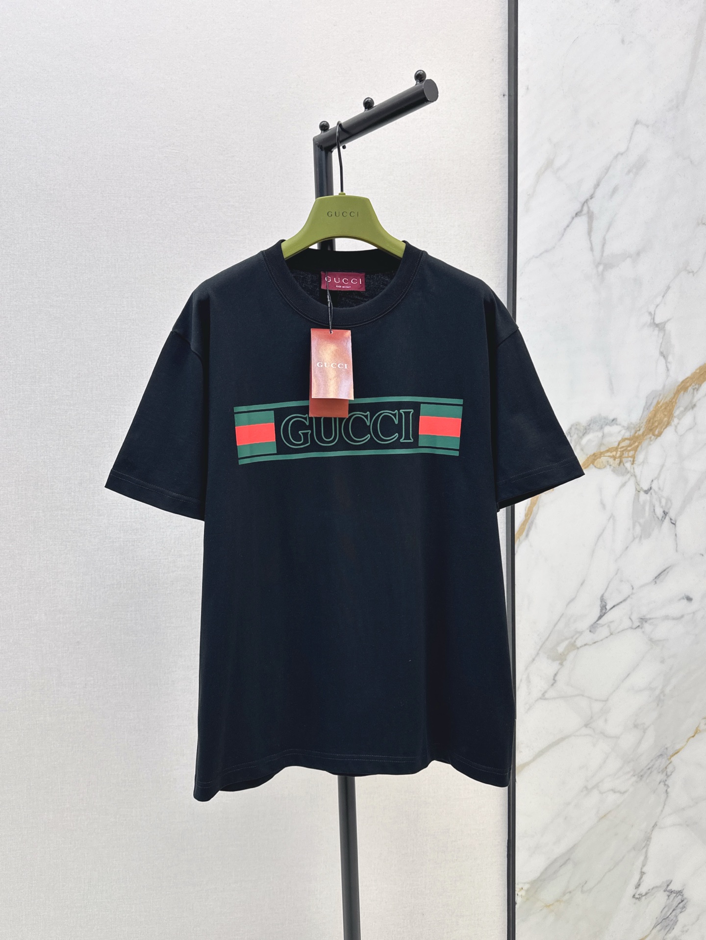 NO:311611,Men and women Gu 25Ss—————The latest spring and summer contrasting letter printed short-sleeved T-shirt classic round neck silhouette tailoring design, simple and easy to wear, and it attracts attention when walking on the street!  A feeling of youth and vitality!  Two colors spot sale sml, T-shirt,tees,t-shirt,alexander wang19860909男女同款 Gu 25Ss—————春夏最新款撞色字母印花短袖T恤经典圆领廓形版型剪裁设计 简洁好穿 走在街上吸睛度满分！青春又活力的感觉！两色现货发售sml,,T-shirt,tees，t-shirt,alexander wang,Women's clothing