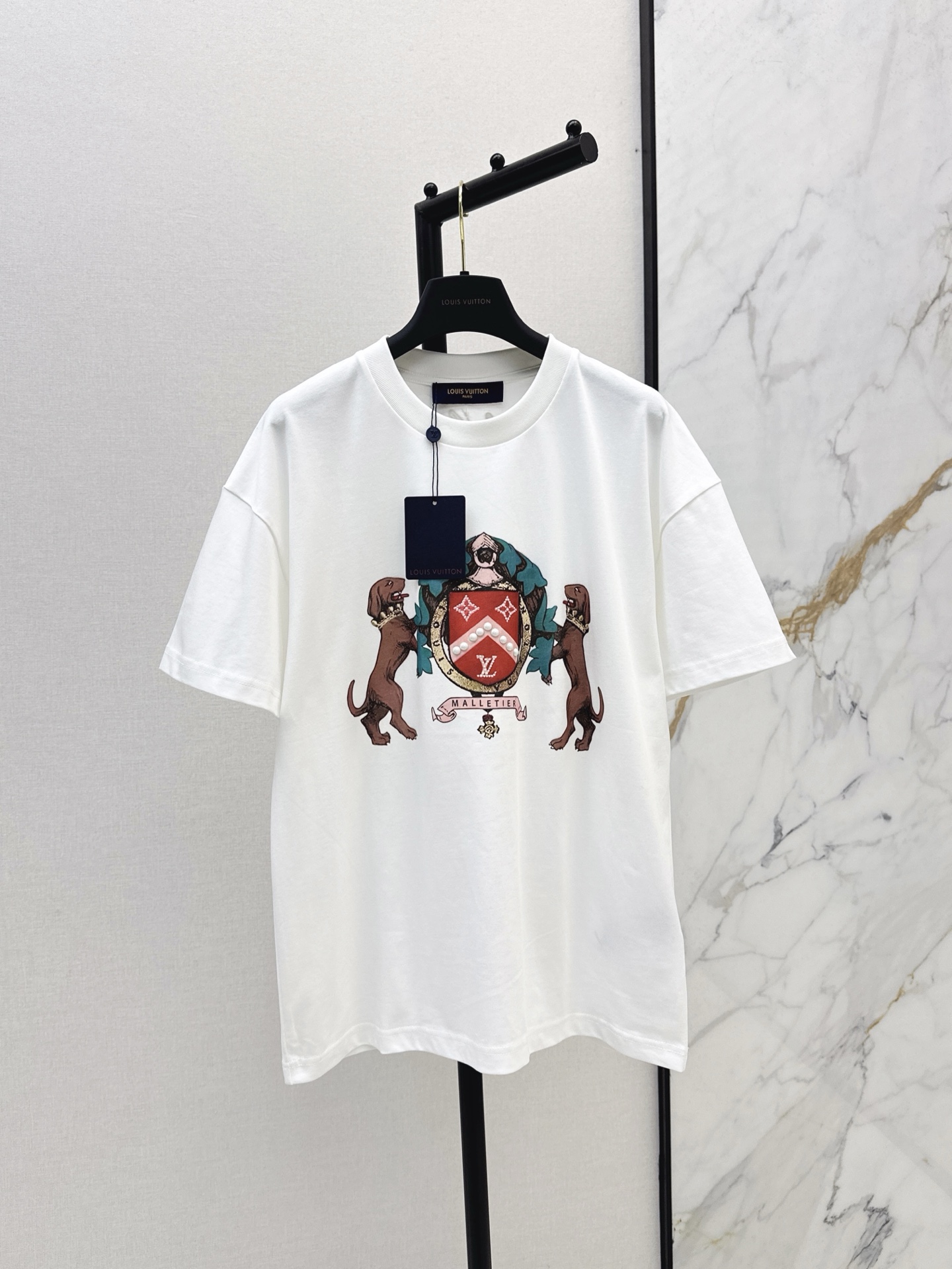 NO:311615,Men and women L family 25Ss————The latest classic presbyterian pattern T-shirt in spring and summer. The loose style is slimming on the upper body. No matter how you match it, you won’t make any mistakes. One-color spot sml 00,,louis vuitton,tees, t-shirt,alexander wang19860909男女同款 L家 25Ss————春夏最新款经典老花图案T恤 宽松版型上身效果显瘦 怎么搭都不会出错 一色现货发售sml 00,,louis vuitton,tees，t-shirt,alexander wang,Women's clothing