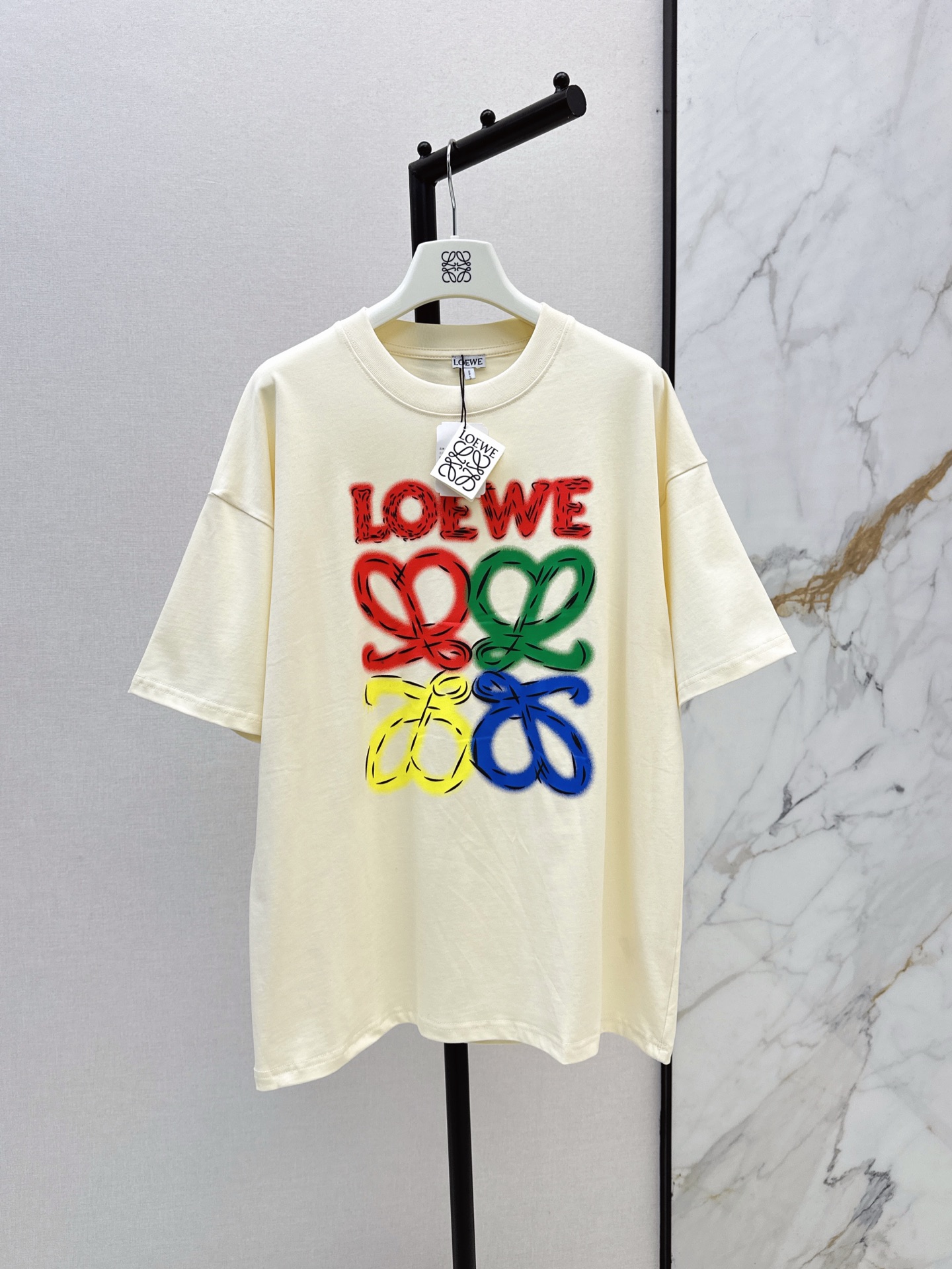 NO:311619,The same style as men and women Loe 25Ss————The latest spring and summer contrasting letter printed short-sleeved T-shirt classic round neck silhouette tailoring design, simple and easy to wear, and it attracts attention when walking on the street!  A feeling of youth and vitality!  Two-color spot sale sml, loewe, T-shirt,tees, t-shirt,alexander wang19860909男女同款 Loe 25Ss—————春夏最新款撞色字母印花短袖T恤经典圆领廓形版型剪裁设计 简洁好穿 走在街上吸睛度满分！青春又活力的感觉！两色现货发售sml,,loewe,T-shirt,tees，t-shirt,alexander wang,Women's clothing