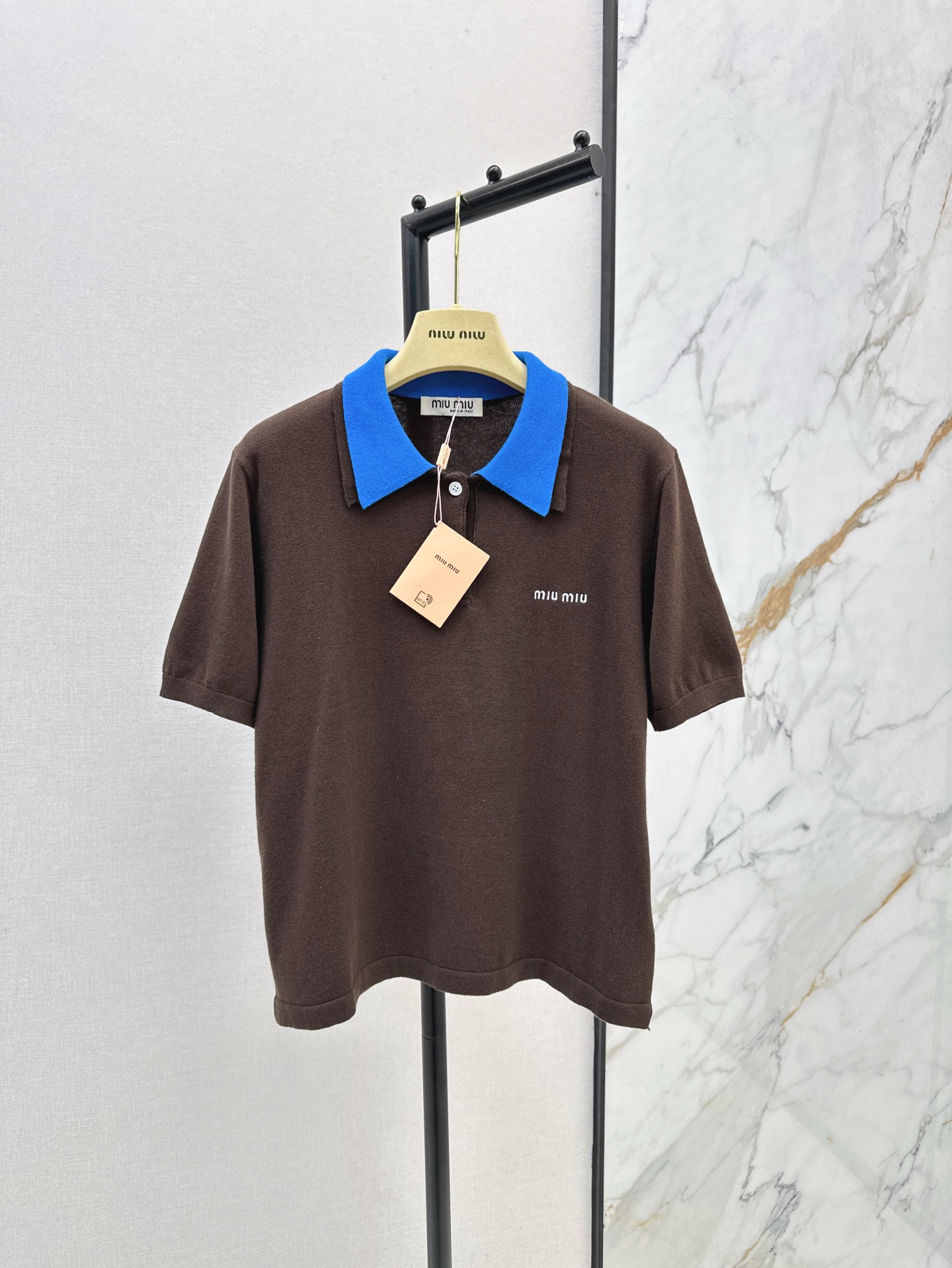 NO:311623,Miu 25Ss———The latest spring and summer versatile age-reducing contrasting color lapel Polo knitted short-sleeved retro academy style~~The new season of Mullimura style can be matched with any matching, instantly becoming an American retro girl. The color-dyeing system is high-end and super skin-skin color-reducing playful age-reducing. One-color spot-on sml 9,,miumiu,T-shirt,alexander wang19860909Miu 25Ss————春夏最新款百搭减龄撞色翻领Polo针织短袖复古学院风～～新一季缪里缪气穿搭 可以任意配套搭配秒变美式复古少女 定染色系高级感十足超级显肤色 俏皮减龄 一色现货发售sml 9,,miumiu,T-shirt,alexander wang,Women's clothing