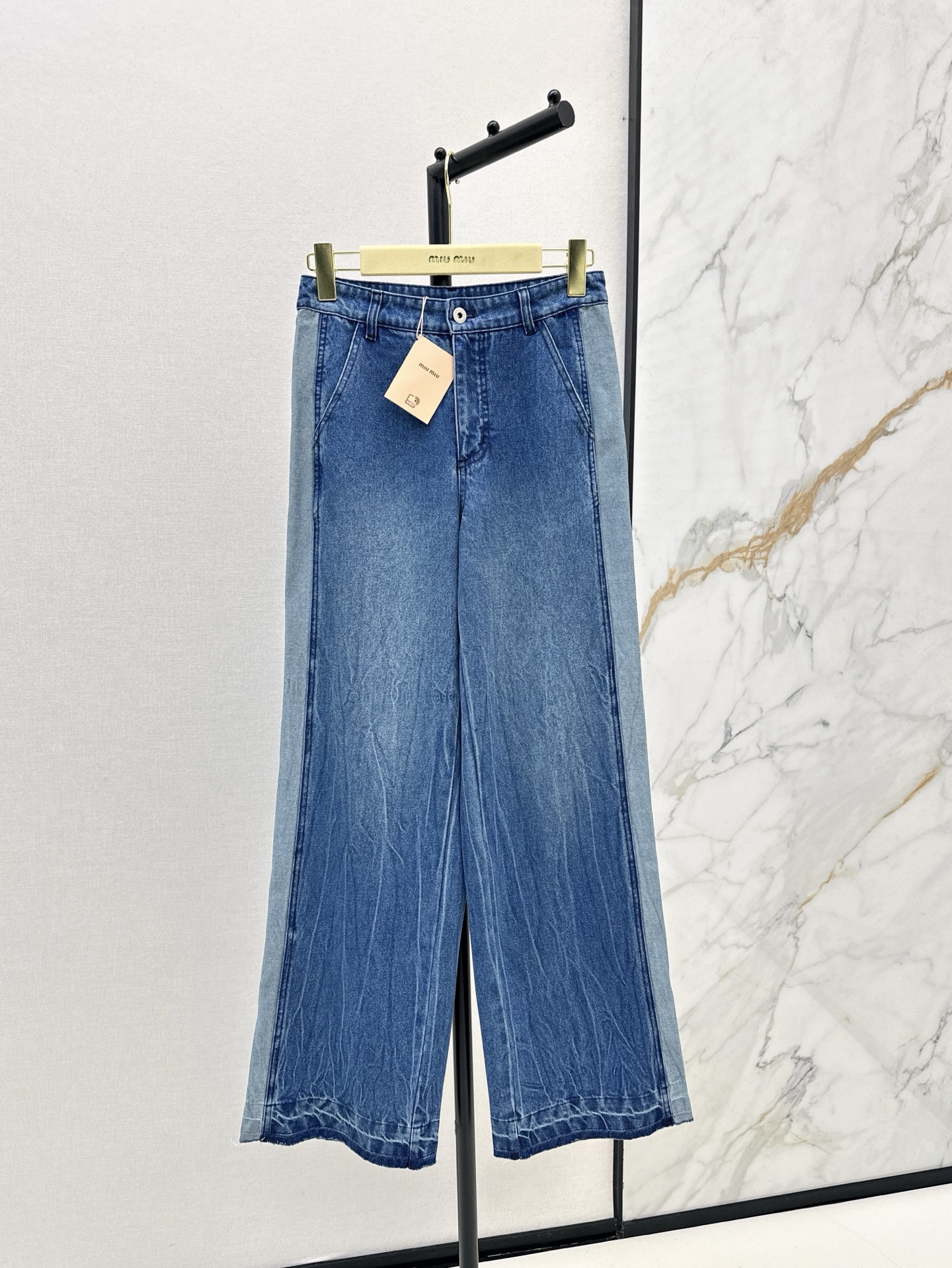 NO:311608,Exclusive first launch Miu 25Ss————The latest spring and summer color-blocked denim straight pants customized splicing contrasting color washing process, wrinkled lines processing rich details, pocket embroidered letter logo low-key luxury, classic straight pants style, top body, huge slim, sweet and salty temperament, versatile and not picky, one color is available in stock, sml, miumiu, alexander wang19860909独家首发 Miu 25Ss————春夏最新款拼色牛仔直筒裤定制拼接撞色洗水工艺 褶皱线条处理丰富细节 口袋刺绣字母logo低调奢华 经典直筒裤版型上身巨显瘦 可甜可盐气质百搭不挑人 一色现货发售sml,,miumiu,alexander wang,Women's clothing