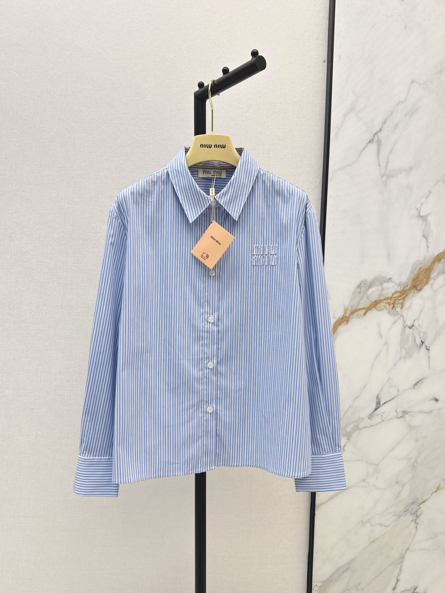 NO:311610,Recommended a set of matches Miu 25Ss————The latest spring and summer sky blue striped shirt small logo patch embroidery low-key luxury fresh and elegant tone, sweet and salty age-reducing items, loose style not picky for people, super slim on the upper body, one-color spot on sale, sm, miumiu, shirts, alexander wang19860909推荐一套搭配 Miu 25Ss————春夏最新款天蓝色条纹衬衫小logo贴布绣花低调奢华 清新淡雅的调调 可甜可盐的减龄单品 宽松版型不挑人上身超显瘦 一色现货发售sm,,miumiu,shirts,alexander wang,Women's clothing