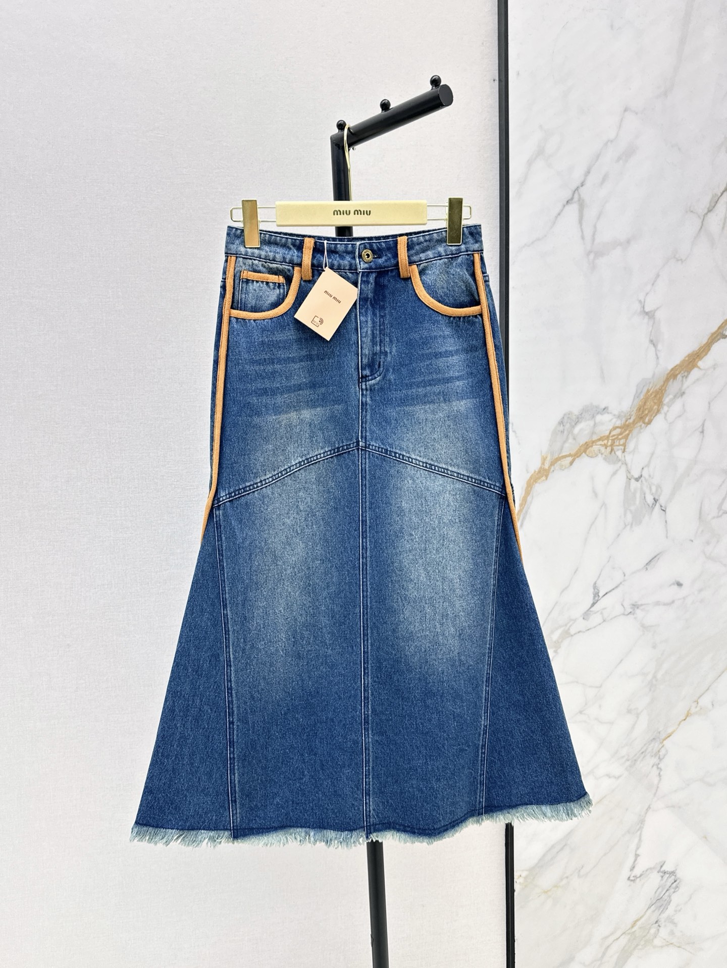 NO:311612,versatile Miu 25Ss————The latest spring and summer back letter logo decorative long denim fishtail skirt, a must-have for casual, daily matching is too necessary, it is very easy to match with various T-shirts or shirts, casual and stylish, retro and old blue wash, contrasting line design, the upper body looks tall, one color is on sale in stock sml 9,,miumiu, skirts,shirts,tees, t-shirt,alexander wang19860909百搭款 Miu 25Ss————春夏最新款后背字母logo装饰长款牛仔鱼尾半裙 休闲必备 日常搭配太需要了 搭配各种T恤或者衬衫非常出片 休闲有范 复古做旧蓝色洗水 撞色线条设计 上身很显高 一色现货发售sml 9,,miumiu,skirts,shirts,tees，t-shirt,alexander wang,Women's clothing