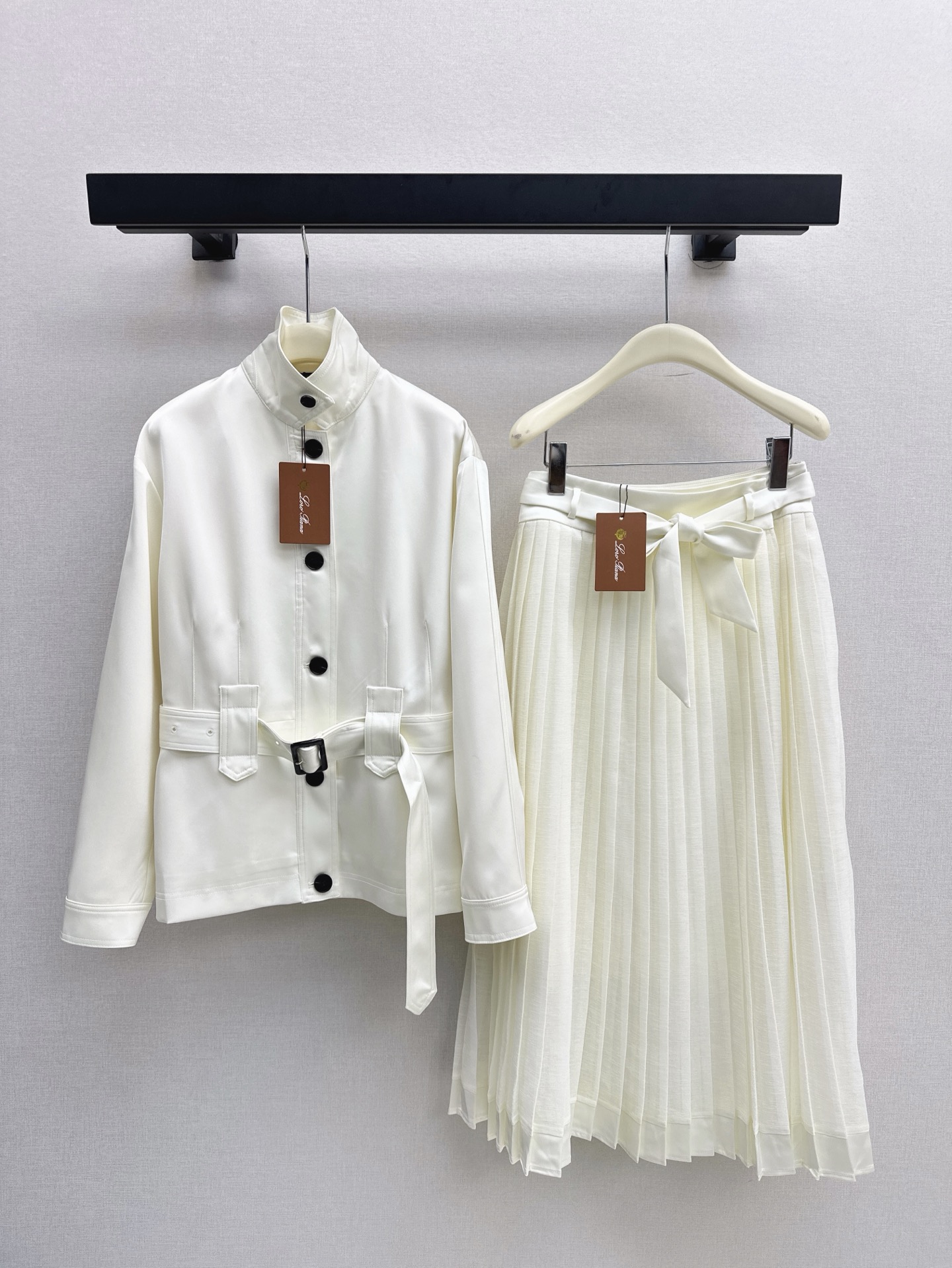 NO:311589,Slack old-fashioned outfit LP 25Ss———The latest high-end style outfit set for spring and summer stand-up collar waist-closing jacket   pleated skirt. Fashionable and not coin-contrasted. Excellent quality. It has aura and also modifies the shoulder shape. The distribution belt waist-closing design is easy to concave. The details are very detailed. It looks good when paired separately. One set is available in stock. SML, loro piano, skirts, jackets & coats, alexander wang19860909松弛老钱风穿搭 LP 25Ss———春夏最新款高级感穿搭套装立领收腰外套 压褶半裙 时髦不撞款 品相上乘 拥有气场同时修饰肩型 配送腰带收腰设计轻松凹造型 细节处理非常细致 分开搭配也好看 一套出 一色现货发售sml,,loro piana,skirts,jackets & coats,alexander wang,Women's clothing