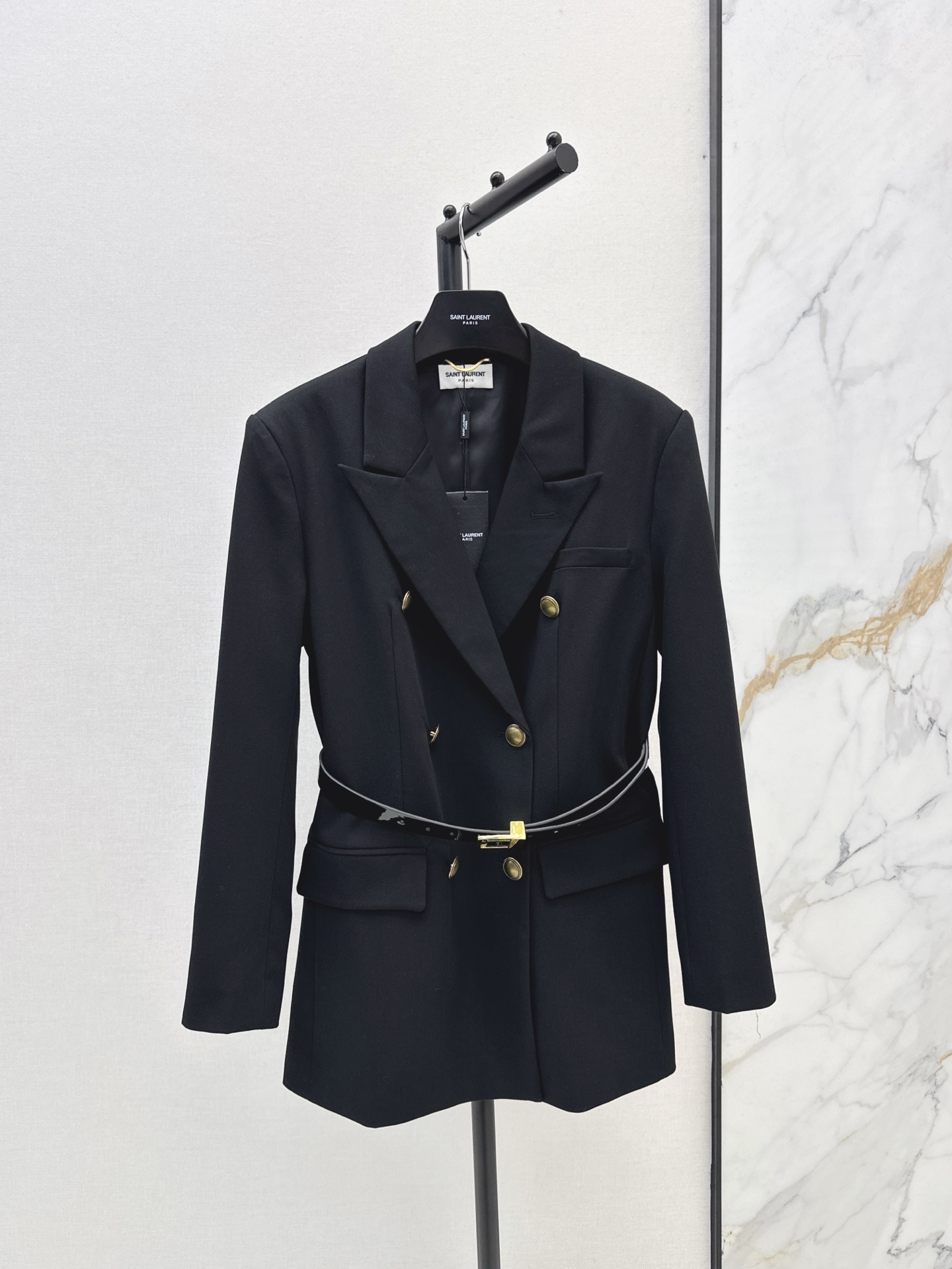 NO:311620,350SL 25Ss———The latest model of early spring high-end suit jacket full of aura. Classic style. Simple tailoring. Successful neat. Special aura. Full of heroic spirit. High-end suit fabric. Delivery belt can be used to match other clothes. SML, loro piano, jackets & coats, business suit, alexander wang19860909350SL 25Ss———早春最新款充满气场范高级西装外套 经典版型 简约剪裁 干练利落 特别有气场 英气十足 高级西服面料 配送腰带可以拿来搭配其他衣服 一色现货发售sml,,loro piana,jackets & coats,business suit,alexander wang,Women's clothing