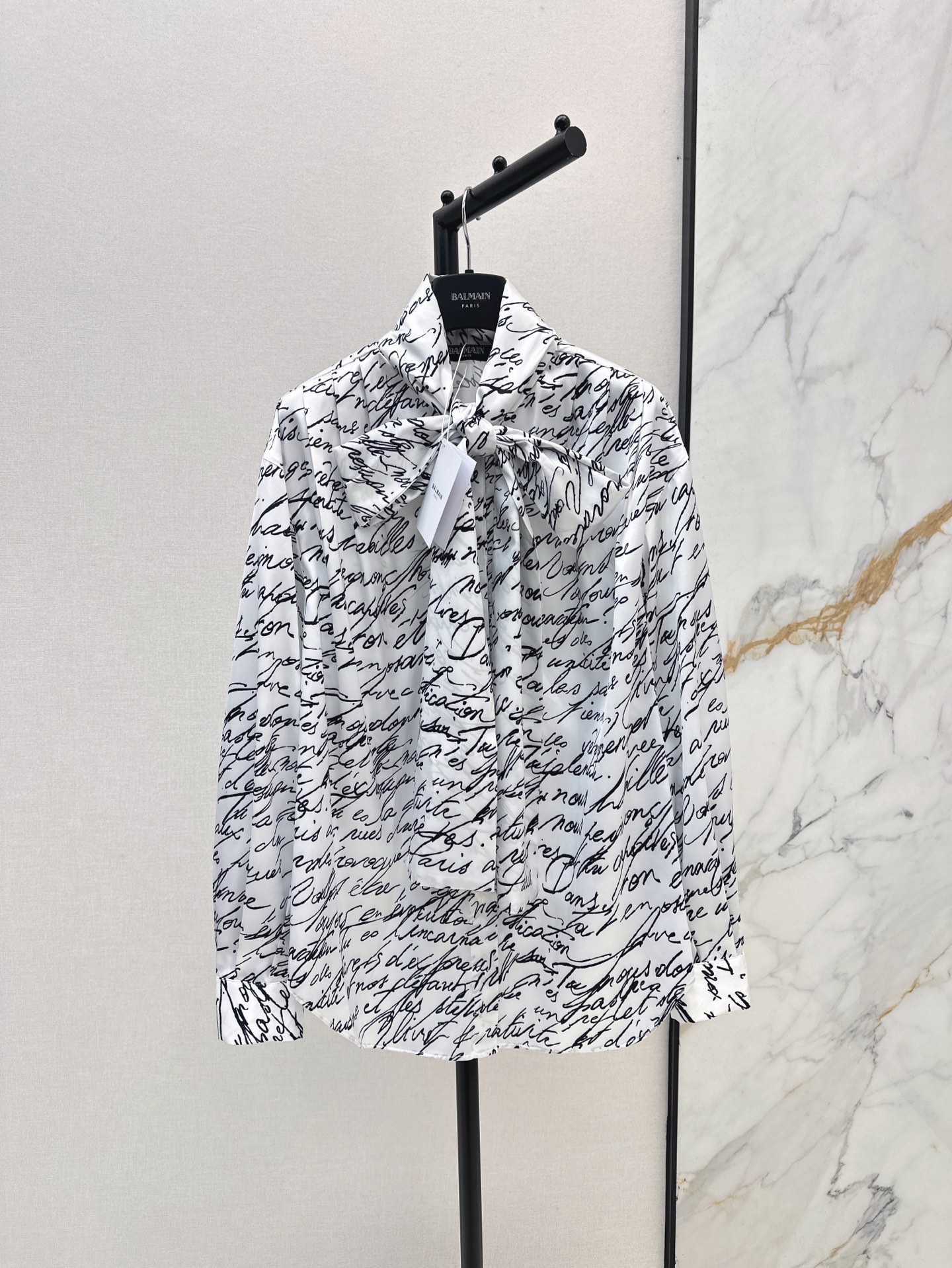 NO:311624,The queen's aura is fully opened. Bal 25Ss————The latest spring and summer letter printed streamer shirt loose style design. It can be worn in many styles. This print has a very high recognition. One color is available for sale in stock. Shirts, alexander wang19860909女王气场全开 Bal 25Ss————春夏最新款字母印花飘带衬衫宽松版型设计的剪裁 搭配长飘带设计 能穿出很多种风格来 这个印花的辨识度真的很高 一色现货发售sml,,shirts,alexander wang,Women's clothing