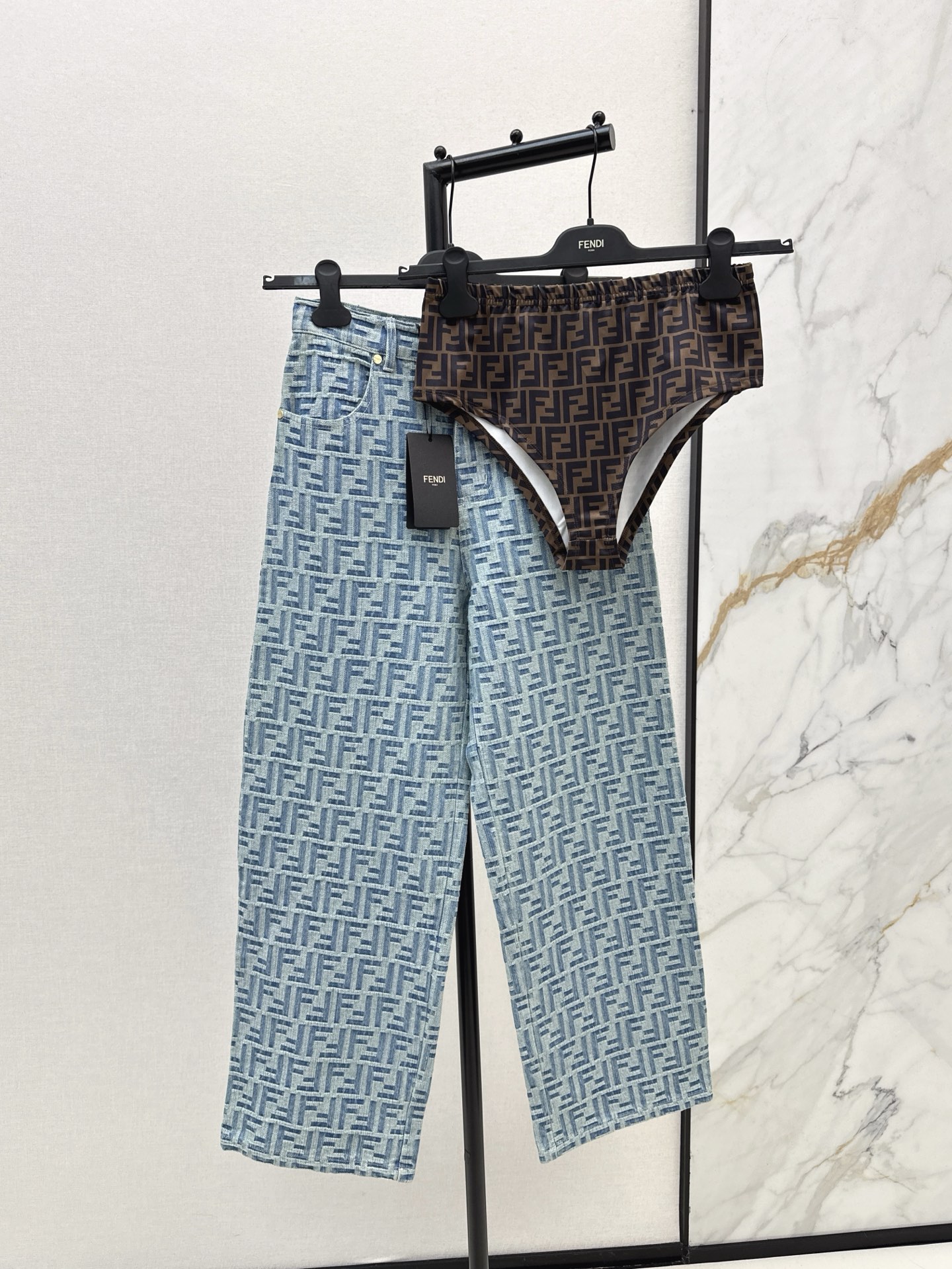 NO:311628,Exclusive first release FD 25Ss————The latest two-piece straight jeans in spring and summer. A must-have for fashionable custom double F jacquard denim fabric. Soft and glutinous. Super expensive. The straight jeans look more slimming. The legs are long and tall. Straight jeans are delivered with two styles. One color is available for sale in stock. 8, jeans, alexander wang19860909独家首发 FD 25Ss————春夏最新款两件套直筒牛仔裤 时髦必备 定制双F提花牛仔面料 手感软糯 超级显贵 直筒版型视觉感更加的显瘦 显的双腿长长的 很高挑 直筒版型 配送内搭两穿款 一色现货发售sml 8,,jeans,alexander wang,Women's clothing