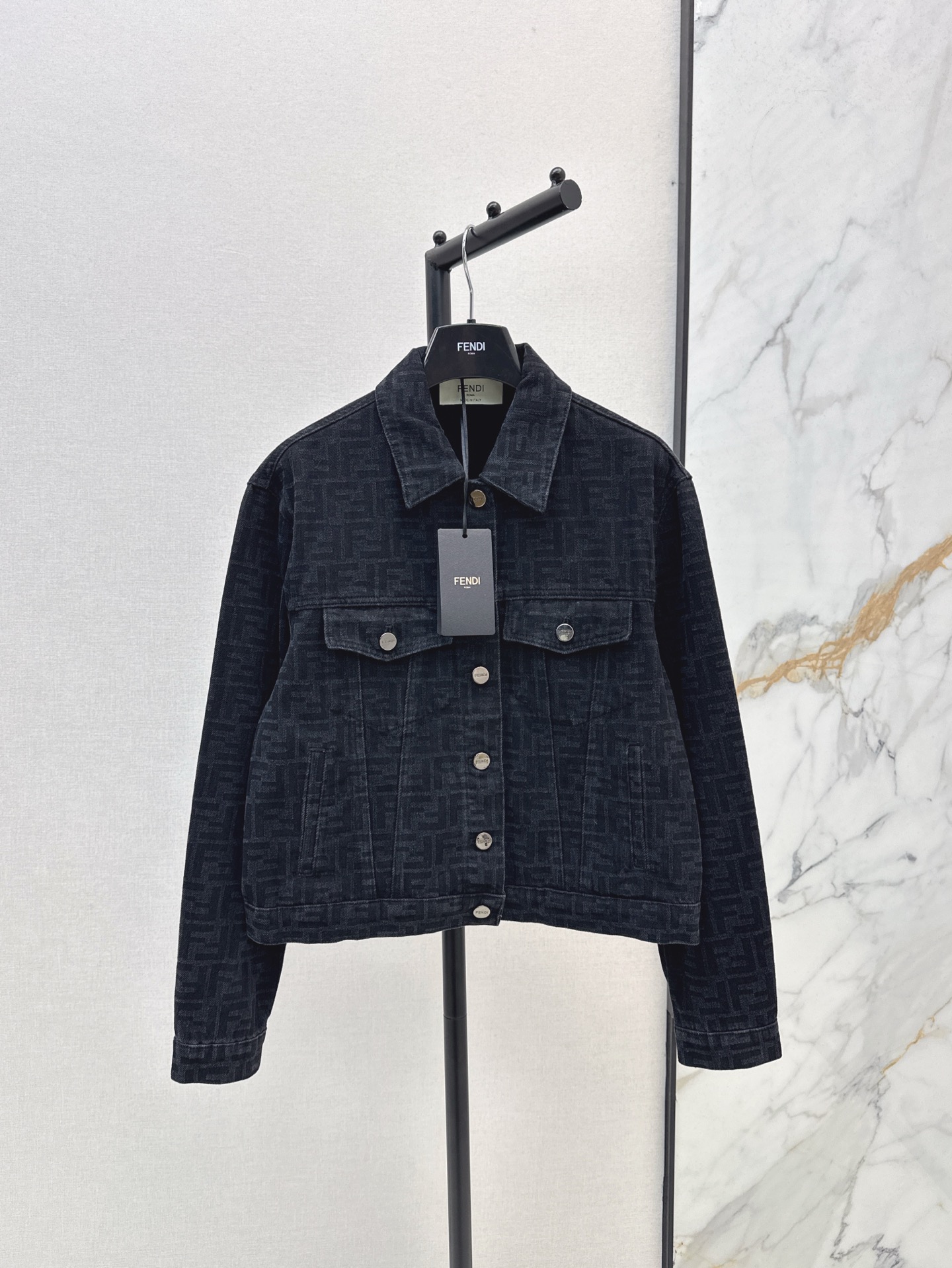 NO:311634,versatile singles FD 25Ss———The latest casual and stylish versatile denim jacket in spring and summer. Customized double F jacquard fabric. Versatile and beautiful. The silhouette tailoring design hides the flesh and makes it look thin and tall. A must-have for daily concave styling. Full of handsomeness. One-color spot-on sml, Jackets & coats, alexander wang19860909百搭单品 FD 25Ss———春夏最新款休闲有型的百搭牛仔外套 定制双F提花面料 百搭好看 廓形的剪裁设计 藏肉显瘦又显高 日常搭配凹造型必备 帅气感十足 一色现货发售sml,,jackets & coats,alexander wang,Women's clothing