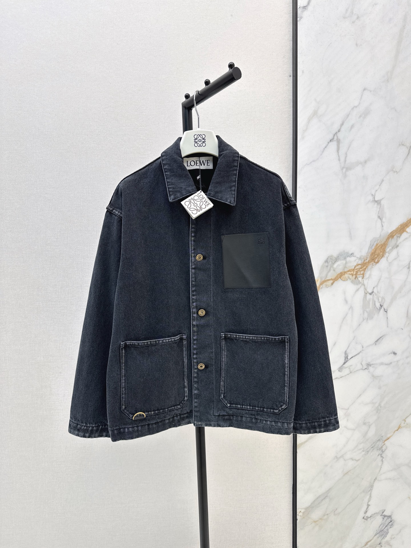 NO:311637,The same style for men and women Loe 25Ss————The latest leather brand decorative denim jacket in early spring, fashionable and personalized, versatile and not picky, and has highlights. The classic denim original color is very durable and styled. It is a style that will not be outdated. The original color denim is really worth collecting. It has a sense of design. It is definitely eye-catching. One-color sml is available in stock. 9,,loewe, jackets & coats,alexander wang19860909男女同款 Loe 25Ss————早春最新款皮牌装饰牛仔外套 时髦个性 百搭不挑人又有亮点 经典的牛仔原色非常耐看 属于不会过时的款式 原色牛仔真的值得收藏 比较有设计感 妥妥的吸睛 一色现货发售sml 9,,loewe,jackets & coats,alexander wang,Women's clothing