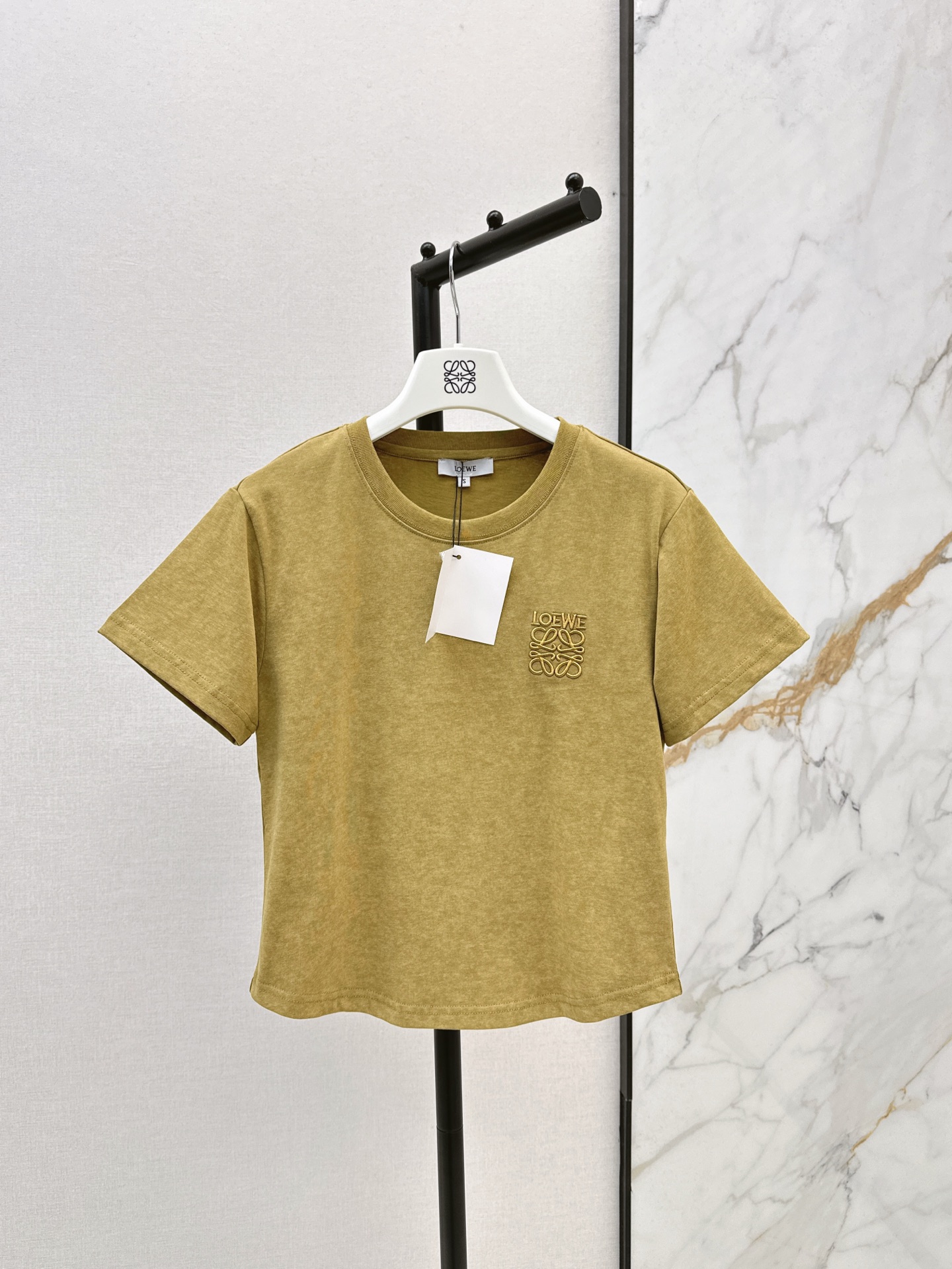 NO:312075,Loe 25Ss——————The latest logo letter short-sleeved T-shirt in early spring. The logo embroidery on the chest adds a sense of design to the overall casual atmosphere. The upper body is absolutely fine. It is versatile and relaxed. The style is comfortable and casual. Classic items that look good even when wearing and layering. Four colors are available in stock. Sm, loewe, T-shirt, tees, t-shirt, alexander wang19860909Loe 25Ss————早春最新款logo字母短袖T恤 胸前徽标刺绣在整体的休闲氛围中增添设计感 上身绝对不出错 百搭有松弛感 版型合体舒适 随性自在 单穿叠穿都好看的经典单品 四色现货发售sm,,loewe,T-shirt,tees，t-shirt,alexander wang,Women's clothing