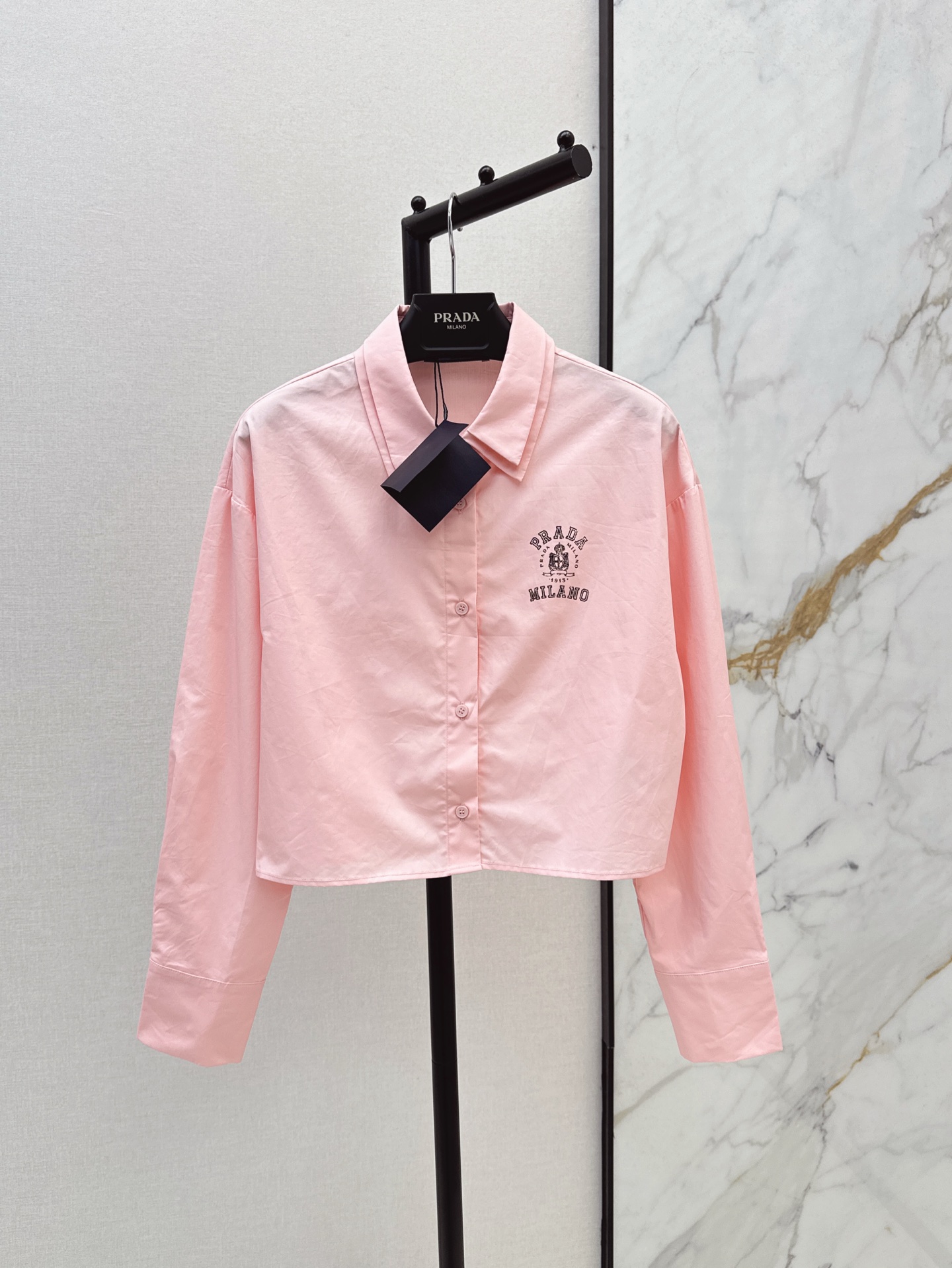 NO:312069,PD 25Ss——————The latest logo letter printing short shirt on the chest letter printing adds a sense of design to the overall casual atmosphere. The upper body is absolutely fine. It is versatile and relaxed. The style is comfortable and casual. Classic items that look good even when wearing single and layered. Two colors are available in stock. SML, Shirts, Alexander wang19860909PD 25Ss————早春最新款logo字母印花短款衬衫胸前字母印花装饰在整体的休闲氛围中增添设计感 上身绝对不出错 百搭有松弛感 版型合体舒适 随性自在 单穿叠穿都好看的经典单品 两色现货发售sml,,shirts,alexander wang,Women's clothing