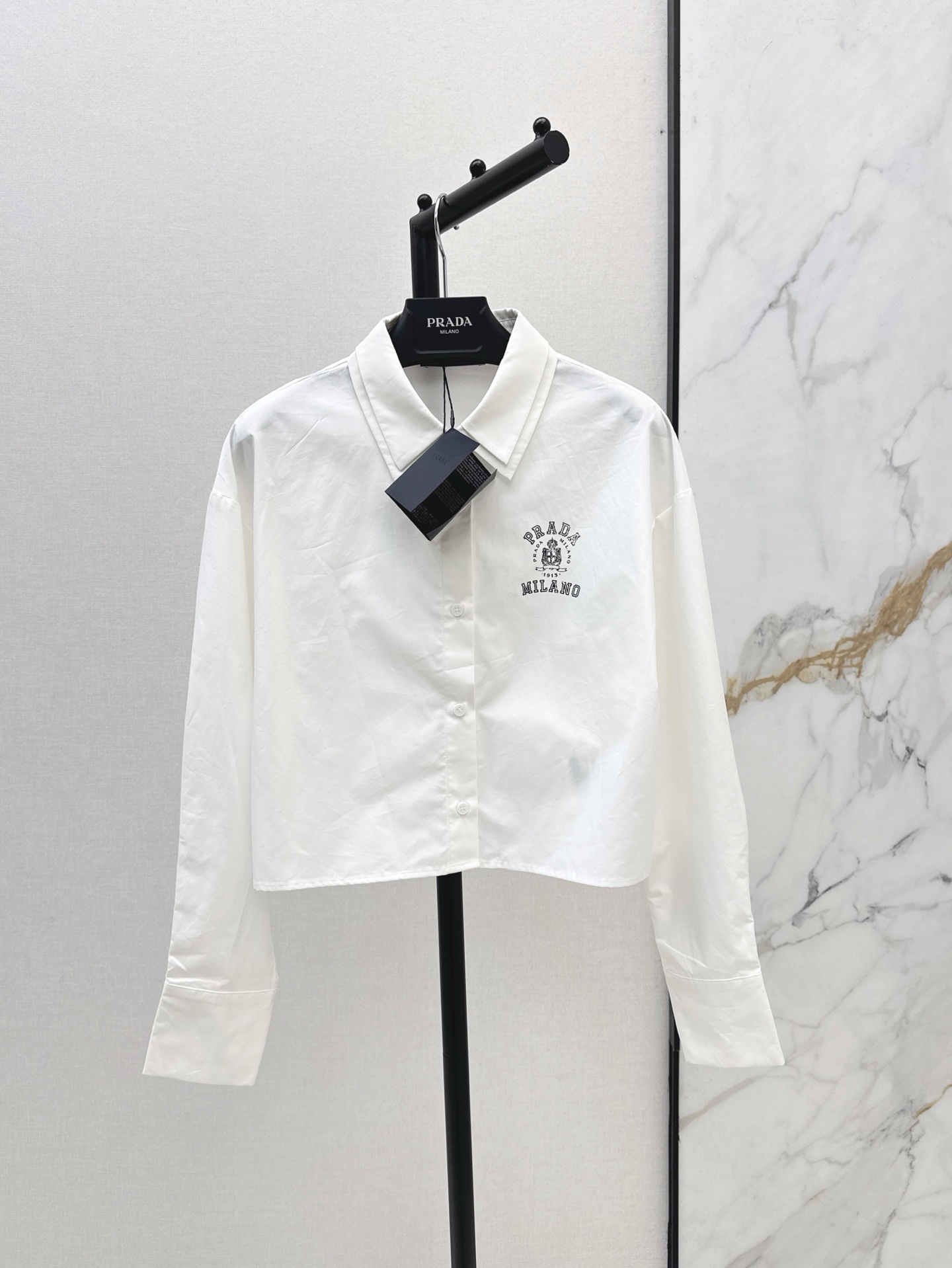 NO:312071,PD 25Ss——————The latest logo letter printing short shirt on the chest letter printing adds a sense of design to the overall casual atmosphere. The upper body is absolutely fine. It is versatile and relaxed. The style is comfortable and casual. Classic items that look good even when wearing single and layered. Two colors are available in stock. Sm, Shirts, alexander wang19860909PD 25Ss————早春最新款logo字母印花短款衬衫胸前字母印花装饰在整体的休闲氛围中增添设计感 上身绝对不出错 百搭有松弛感 版型合体舒适 随性自在 单穿叠穿都好看的经典单品 两色现货发售sm,,shirts,alexander wang,Women's clothing