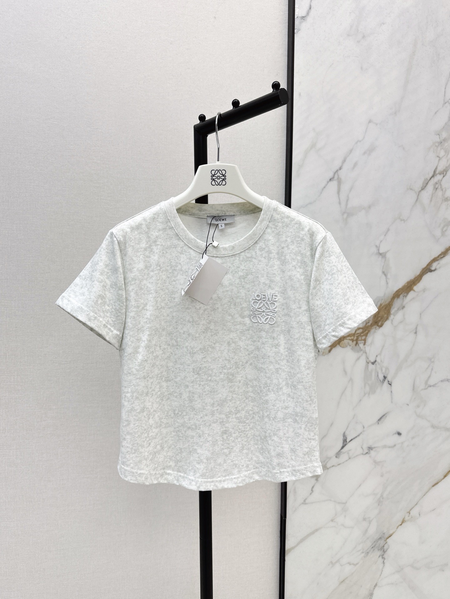 NO:312072,oe 25Ss——————The latest logo letter short-sleeved T-shirt in early spring. The logo embroidery on the chest adds a sense of design to the overall casual atmosphere. The upper body is absolutely fine. It is versatile and relaxed. The style is comfortable and comfortable. It is a classic item that looks good even when wearing and layering. Four colors are available in stock. T-shirt, tees, t-shirt, alexander wang19860909oe 25Ss————早春最新款logo字母短袖T恤 胸前徽标刺绣在整体的休闲氛围中增添设计感 上身绝对不出错 百搭有松弛感 版型合体舒适 随性自在 单穿叠穿都好看的经典单品 四色现货发售sml,,T-shirt,tees，t-shirt,alexander wang,Women's clothing