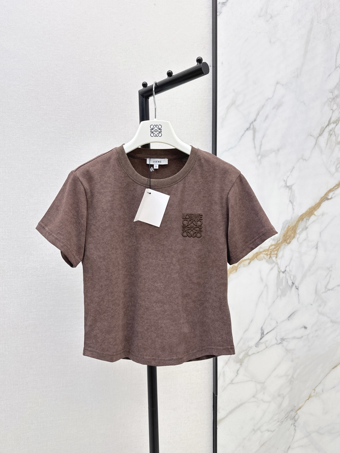 NO:312078,Loe 25Ss——————The latest logo letter short-sleeved T-shirt in early spring. The logo embroidery on the chest adds a sense of design to the overall casual atmosphere. The upper body is absolutely fine. It is versatile and relaxed. The style is comfortable and casual. Classic items that look good even when wearing and layering. Four colors are available in stock. SML, loewe, T-shirt,tees, t-shirt,alexander wang19860909Loe 25Ss————早春最新款logo字母短袖T恤 胸前徽标刺绣在整体的休闲氛围中增添设计感 上身绝对不出错 百搭有松弛感 版型合体舒适 随性自在 单穿叠穿都好看的经典单品 四色现货发售sml,,loewe,T-shirt,tees，t-shirt,alexander wang,Women's clothing