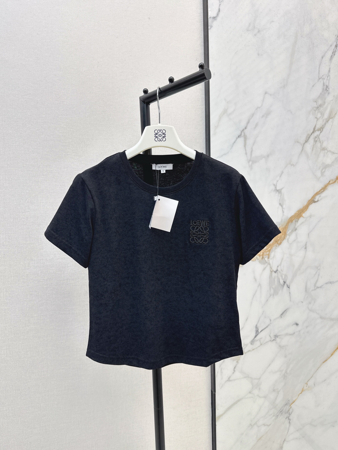 NO:312081,Loe 25Ss——————The latest logo letter short-sleeved T-shirt in early spring. The logo embroidery on the chest adds a sense of design to the overall casual atmosphere. The upper body is absolutely fine. It is versatile and relaxed. The style is comfortable and casual. Classic items that look good even when wearing and layering. Four colors are available in stock. Sm, loewe, T-shirt, tees, t-shirt, alexander wang19860909Loe 25Ss————早春最新款logo字母短袖T恤 胸前徽标刺绣在整体的休闲氛围中增添设计感 上身绝对不出错 百搭有松弛感 版型合体舒适 随性自在 单穿叠穿都好看的经典单品 四色现货发售sm,,loewe,T-shirt,tees，t-shirt,alexander wang,Women's clothing