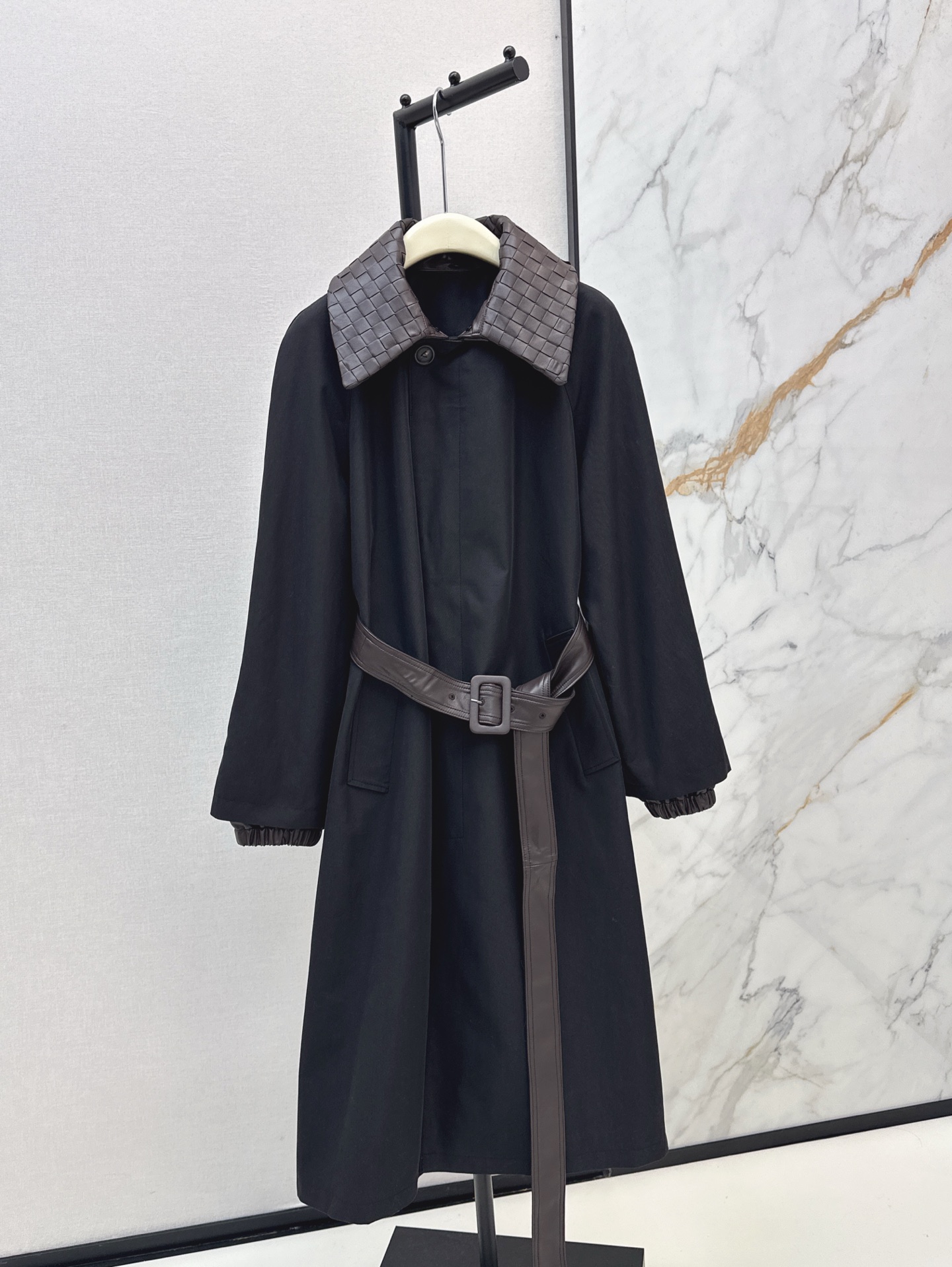 NO:312084,Life windbreaker BV 25Ss———The latest braided lapel long windbreaker with aura UPUP~~ Super strong aura!  Imported trench coat fabric with a very crisp feel, lambskin woven lambskin lapels must be purchased if you like trench coats. SML is available in stock, bottega veneta, sheepskin, alexander wang19860909人生风衣 BV 25Ss————早春最新款编织翻领长款风衣气场UPUP～～ 气场超强！进口挺括感很好的风衣面料 小羊皮编织翻领 喜欢风衣的必入 一色现货发售sml,,bottega veneta,sheepskin,alexander wang,Women's clothing