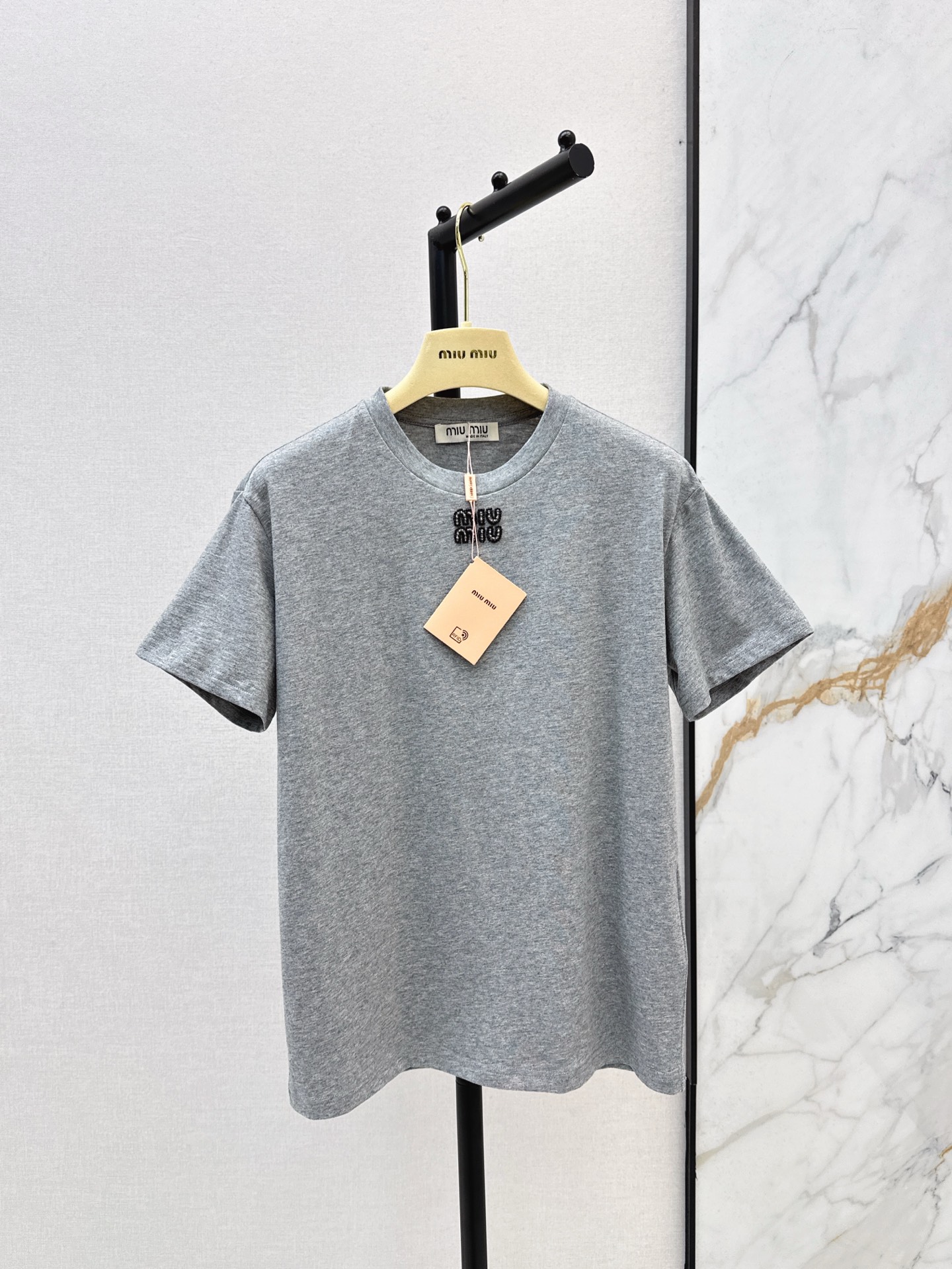 NO:312090,Miu 25Ss———The latest spring and summer style of the newest round neck short-sleeved T-shirt on the chest. The black rhinestone design is simple and yet designed. The inner wear looks good. The fabric is soft and comfortable. The upper body is huge and slim. It is versatile and elegant and easy to wear. The fresh and simple outfit is really a favorite. I need it very much. Two colors are available for sale in stock. SML, miumiu, T-shirt,tees, t-shirt,alexander wang19860909Miu 25Ss———春夏最新款胸前订珠字母圆领短袖T恤 黑色水钻设计简约不失设计感 内搭单穿都好看 面料柔软舒适 版型上身巨显瘦 百搭大气又好穿 清新简约的穿搭真的很爱 日常穿搭太需要了 两色现货发售sml,,miumiu,T-shirt,tees，t-shirt,alexander wang,Women's clothing