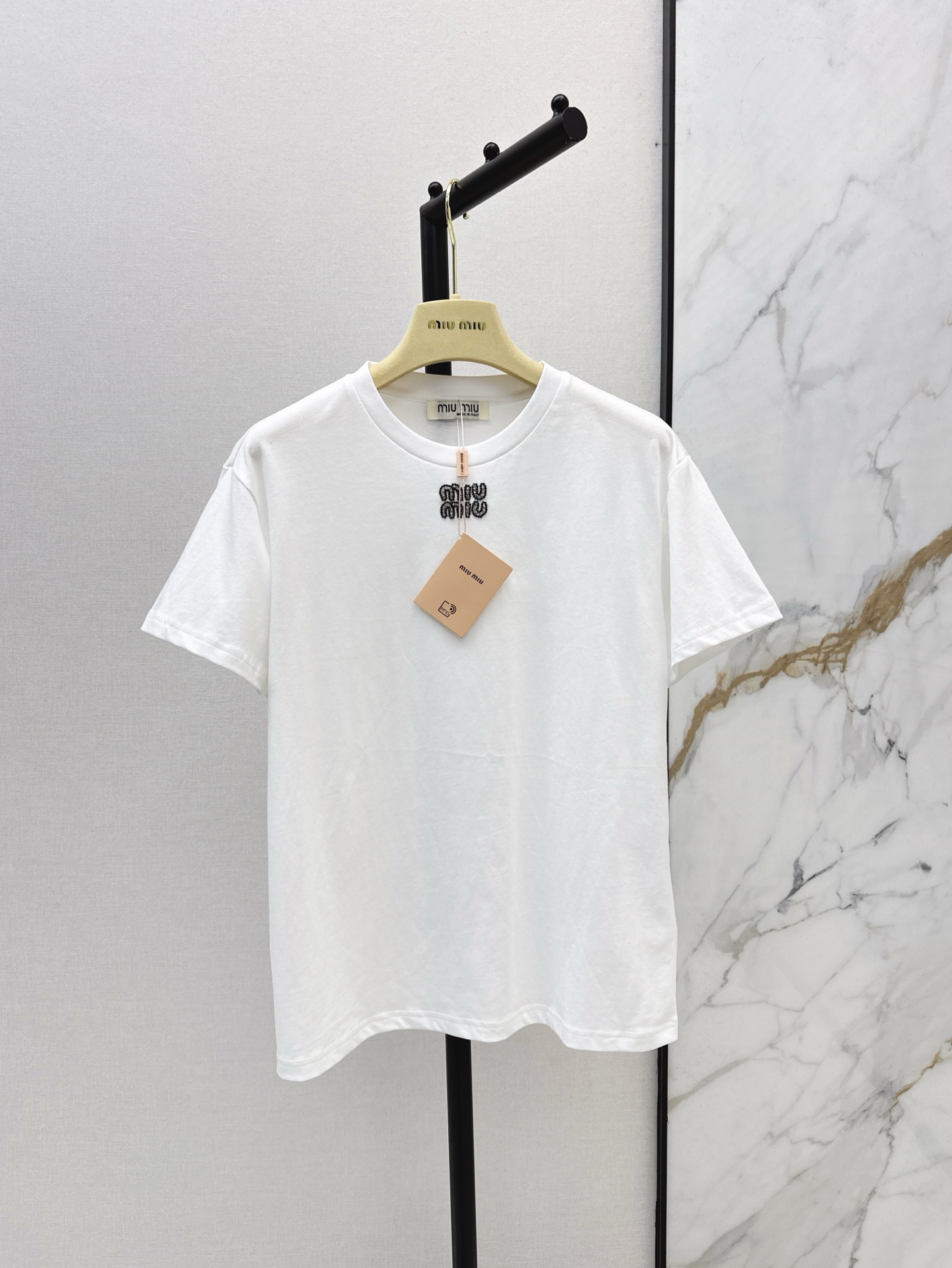 NO:312087,Miu 25Ss———The latest spring and summer style of the newest round neck short-sleeved T-shirt on the chest. The black rhinestone design is simple and yet designed. The inner wear looks good. The fabric is soft and comfortable. The upper body is huge and slim. It is versatile and elegant and easy to wear. The fresh and simple outfit is really a favorite. I need it very much. Two colors are available for sale in stock. SML, miumiu, T-shirt,tees, t-shirt,alexander wang19860909Miu 25Ss———春夏最新款胸前订珠字母圆领短袖T恤 黑色水钻设计简约不失设计感 内搭单穿都好看 面料柔软舒适 版型上身巨显瘦 百搭大气又好穿 清新简约的穿搭真的很爱 日常穿搭太需要了 两色现货发售sml,,miumiu,T-shirt,tees，t-shirt,alexander wang,Women's clothing