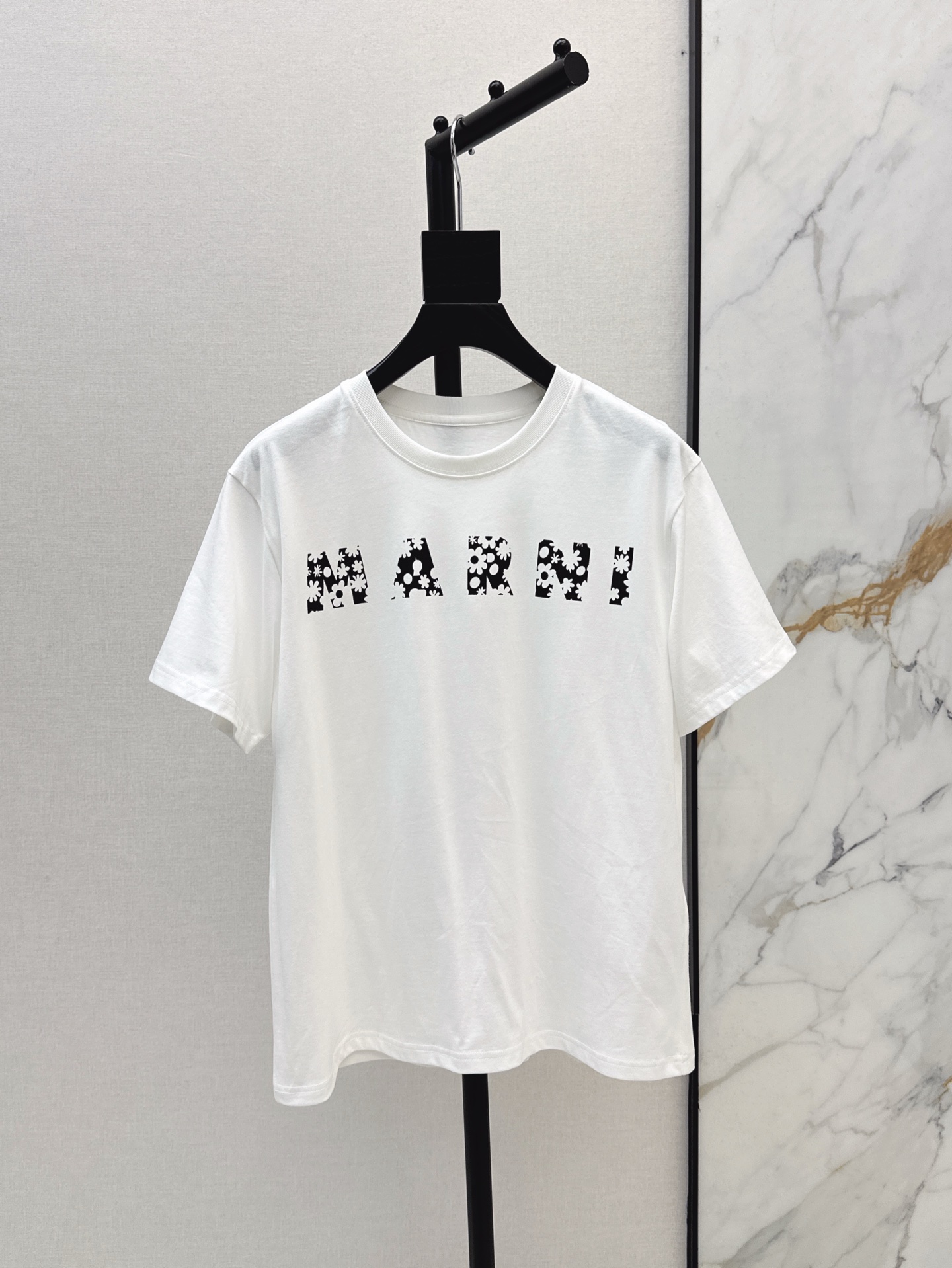 NO:312082,Mar～ 25Ss———The latest spring and summer daisy printed letter short-sleeved T-shirt with soft and comfortable fabric, loose fit, huge slim upper body, can be worn with base, is a must-have for men and women, versatile and elegant and easy to wear, daily wear is very necessary, one color is available for sale in stock, T-shirt,tees, t-shirt,alexander wang19860909Mar～ 25Ss———春夏最新款雏菊印花字母短袖T恤 面料柔软舒适 宽松版型上身巨显瘦 可以打底穿是人手必备款 男女同款哦 百搭大气又好穿 日常穿搭太需要了 一色现货发售sml,,T-shirt,tees，t-shirt,alexander wang,Women's clothing