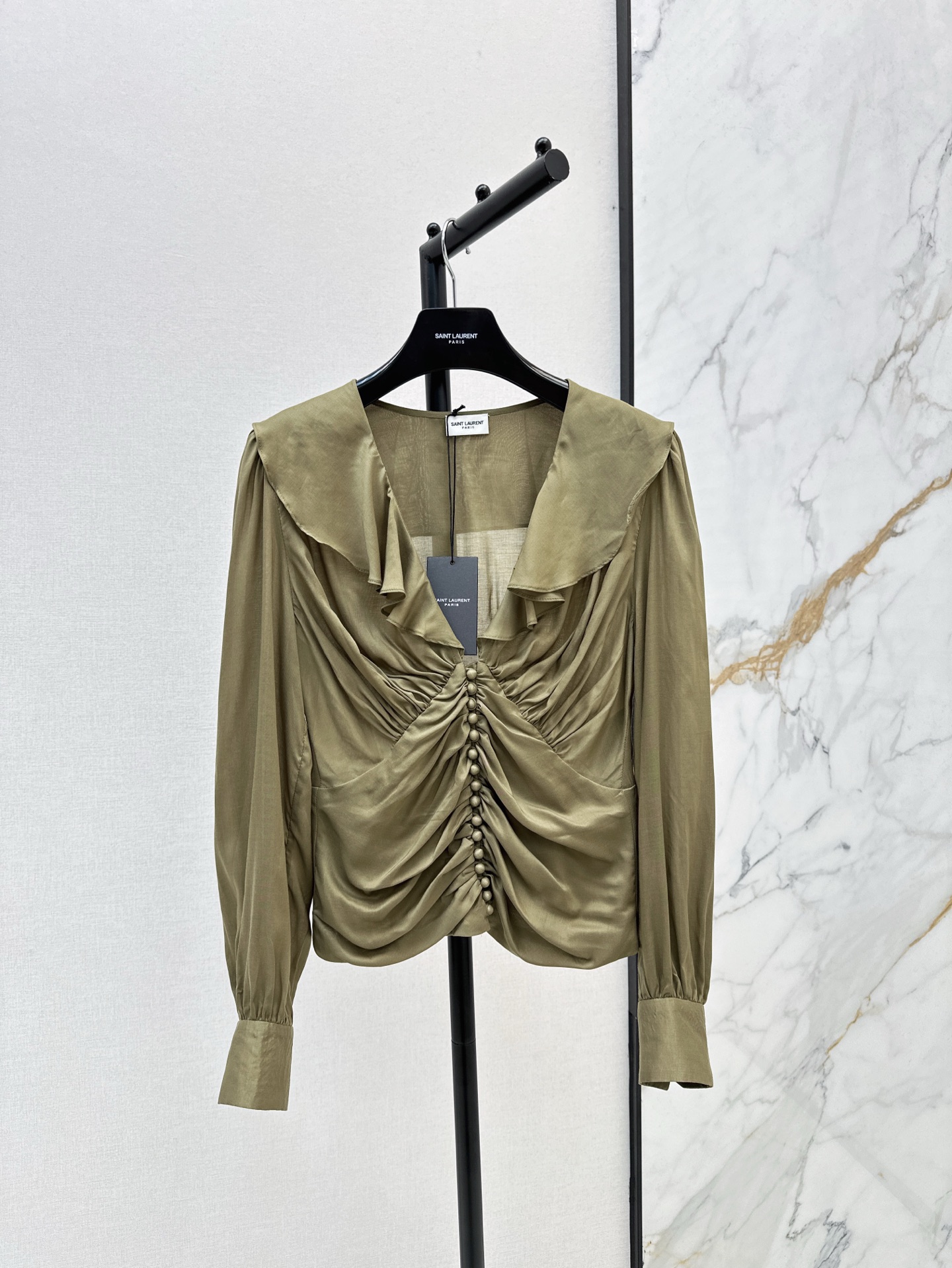 NO:312088,270SL 25Ss—————The latest French elegant ruffled design pleated dark green shirt in early spring. Simple and atmospheric V-neck ruffle leaves without losing the exquisiteness. Slim fit style and super slim upper body. Casual and handsome items. Cotton fabric is extremely comfortable and highly recommended. One-color spot-on sml, loro piana,shirts,alexander wang19860909270SL 25Ss————早春最新款法式优雅荷叶边设计褶皱墨绿色衬衫 简约大气V领荷叶边不失精致感 修身版型上身超显瘦 休闲帅气单品 棉质面料舒适度极高强烈推荐单品 一色现货发售sml,,loro piana,shirts,alexander wang,Women's clothing