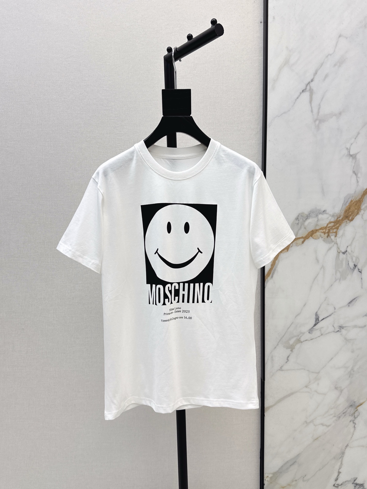 NO:312094,MC 25Ss———The latest spring and summer short-sleeved T-shirt with a smiley face. The fabric is soft and comfortable. The loose fit is huge and slim. It is a must-have for people to wear it. The same style as men and women. It is versatile and elegant and easy to wear. Daily outfits are very needed. SML is available in stock, T-shirt,tees, t-shirt,alexander wang19860909MC 25Ss———春夏最新款笑脸短袖T恤 面料柔软舒适 宽松版型上身巨显瘦 可以打底穿是人手必备款 男女同款哦 百搭大气又好穿 日常穿搭太需要了 一色现货发售sml,,T-shirt,tees，t-shirt,alexander wang,Women's clothing
