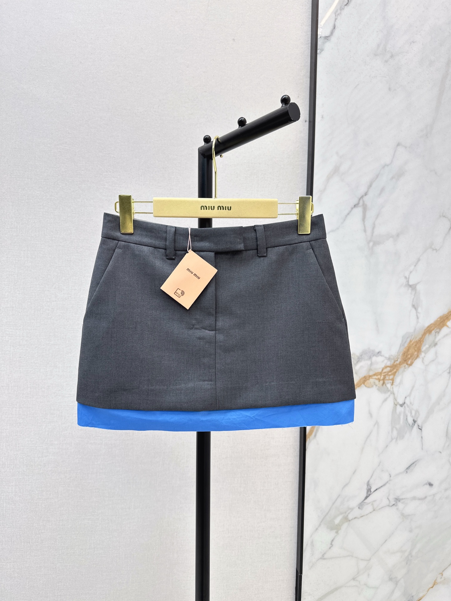 NO:312100,Jacket Skirts 25Ss————————The latest Liu Haocun’s same style college style suit in early spring, chest decoration logo logo embroidered wool suit jacket   Mini short skirt, stacked fake two pieces of visual effect can be salty or sweet, one set of outfits can easily make you look taller and slim, miu style college girls can easily grasp one color split development, spot sale sml, miumiu, skirts, jackets & coats, business suit, alexander wang19860909外套 半裙 25Ss————早春最新刘浩存同款学院风套装 胸口装饰logo徽标刺绣羊毛西装外套 Mini短裙 叠搭假两件视觉效果可盐可甜 一套穿搭轻松显高显瘦 miu式学院少女轻松拿捏 一色分开发 现货发售sml,,miumiu,skirts,jackets & coats,business suit,alexander wang,Women's clothing