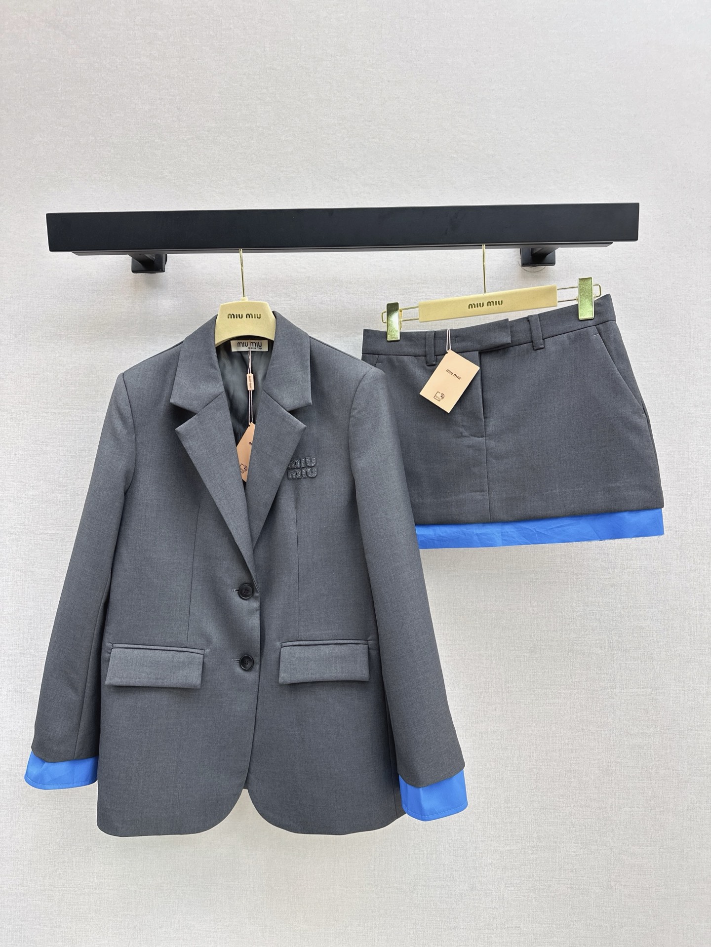 NO:312074,Jacket Skirts 25Ss————————The latest Liu Haocun’s same style college style suit in early spring, chest decoration logo logo embroidered wool suit jacket   Mini short skirt, stacked fake two pieces of visual effect can be salty or sweet, one set of outfits can easily make you look taller and slim, Miu style college girls can easily grasp one color split development SML jacket 883,,miumiu, skirts, jackets & coats, business suit, alexander wang19860909外套 半裙 25Ss————早春最新刘浩存同款学院风套装 胸口装饰logo徽标刺绣羊毛西装外套 Mini短裙 叠搭假两件视觉效果可盐可甜 一套穿搭轻松显高显瘦 miu式学院少女轻松拿捏 一色分开发 现货发售sml 外套883,,miumiu,skirts,jackets & coats,business suit,alexander wang,Women's clothing