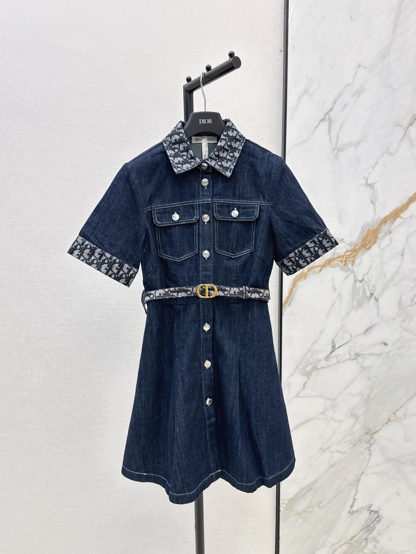 NO:312080,CD 25Ss————The latest spring and summer presbyterian pattern contrasting denim dress. Classic and elegant logo presbyterian contrasting color matching. The work style double pocket design is very handsome. The retro letter metal buttons and letter belt are very eye-catching. The style is waist-hugging and slimming. The washing cowboy fabric is very textured. A must-have for sweet and cool girls. One-color spot-on sm, skirts, alexander wang19860909CD 25Ss————春夏最新款老花图案撞色牛仔连衣裙 经典优雅的logo老花撞色搭配 工装风双口袋设计帅气感十足 采用复古字母金属扣子搭配字母皮带非常吸睛 版型收腰显瘦 洗水牛仔面料质感很好 甜酷妹子必备 一色现货发售sm,,skirts,alexander wang,Women's clothing