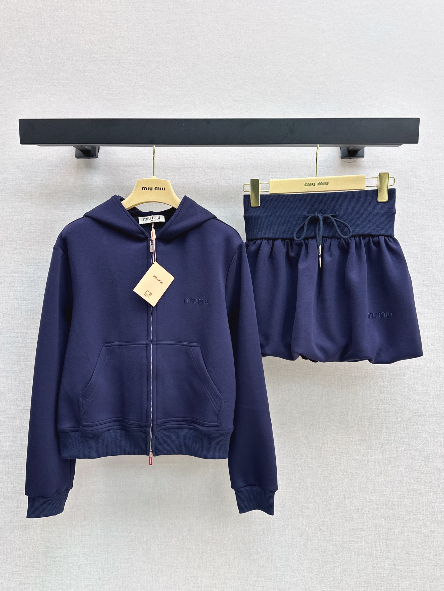 NO:326755,A set of fashionable experts Miu 25Ss————The latest spring and summer small letter pattern embroidery decoration set Hooded zipper jacket   high-waist three-dimensional flower bud skirt. It is very necessary to go out on the street every day. It is very easy to wear. A must-have for sports and leisure. You can wear it alone or a set of combinations. It uses polyester smooth fabric. It feels very comfortable to touch. One set is available in two colors. SML, miumiu, skirts, jackets & coats, hats, alexander wang19860909时髦达人一套搭配 Miu 25Ss————春夏最新款小字母图案刺绣装饰套装 连帽拉链外套 高腰立体花苞半裙 日常出街太需要了 非常好穿 运动休闲必备 可以单穿或者一套搭配都好看 采用聚酯爽滑面料 手感非常舒服 一套出 两色现货发售sml,,miumiu,skirts,jackets & coats,hats,alexander wang,Women's clothing