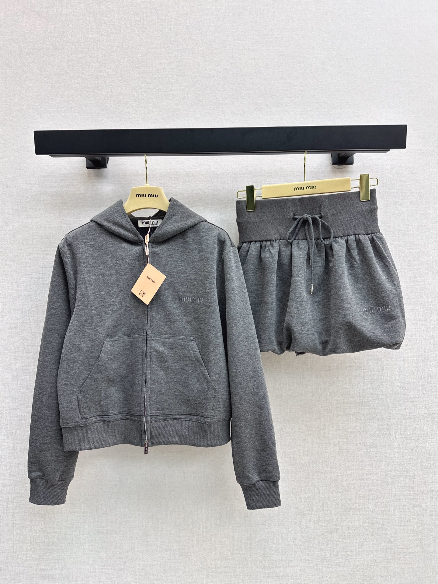 NO:326757,A set of fashionable experts Miu 25Ss————The latest spring and summer small letter pattern embroidery decoration set Hooded zipper jacket   high-waist three-dimensional flower bud skirt. It is very necessary to go out on the street every day. It is very easy to wear. A must-have for sports and leisure. You can wear it alone or a set of combinations. It uses polyester smooth fabric. It feels very comfortable to touch. One set is available in two colors. SML, miumiu, skirts, jackets & coats, hats, alexander wang19860909时髦达人一套搭配 Miu 25Ss————春夏最新款小字母图案刺绣装饰套装 连帽拉链外套 高腰立体花苞半裙 日常出街太需要了 非常好穿 运动休闲必备 可以单穿或者一套搭配都好看 采用聚酯爽滑面料 手感非常舒服 一套出 两色现货发售sml,,miumiu,skirts,jackets & coats,hats,alexander wang,Women's clothing