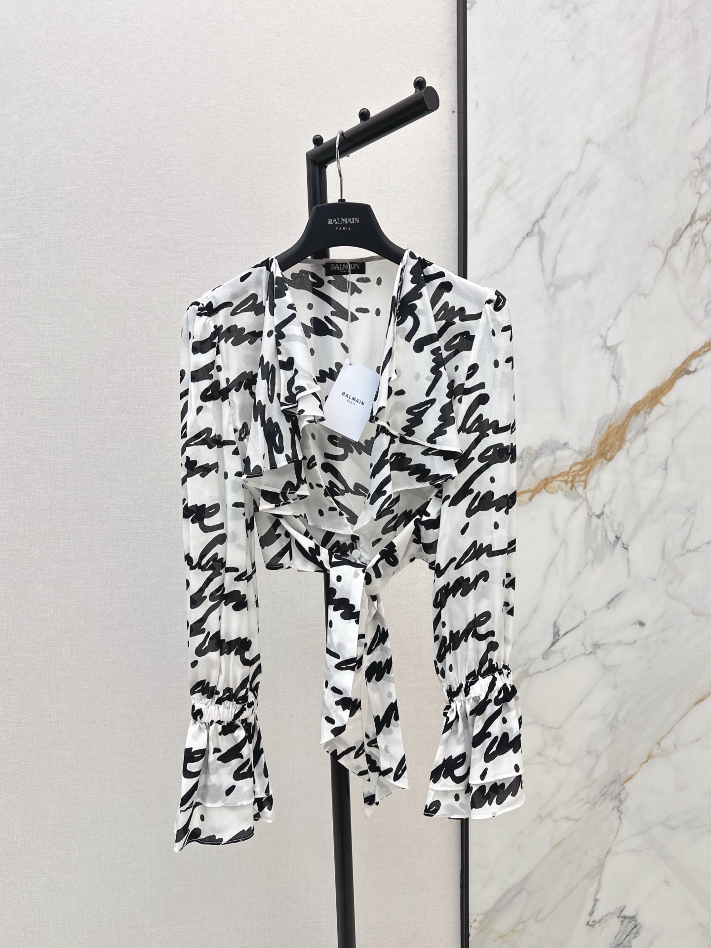 NO:312056,Exclusive first release Bal 25Ss————The latest black and white contrast printed silk shirt logo letter printing style highlights the brand style~ the small short strap style exudes the charm of a little woman~ high-end and versatile. Whether it is a formal occasion or layering, it can interpret the ultimate pursuit of simplicity and not simple 100% silk fabric. One color is available in stock sml, shirts, real silk, alexander wang19860909独家首发 Bal 25Ss————春夏最新款黑白撞色印花真丝衬衫logo字母印花风格彰显品牌格调～小短款绑带版型透着气质小女人的魅力～高级百搭 无论是正式场合或是叠穿都能诠释简约不简单的极致追求 百分百真丝面料 一色现货发售sml,,shirts,real silk,alexander wang,Women's clothing