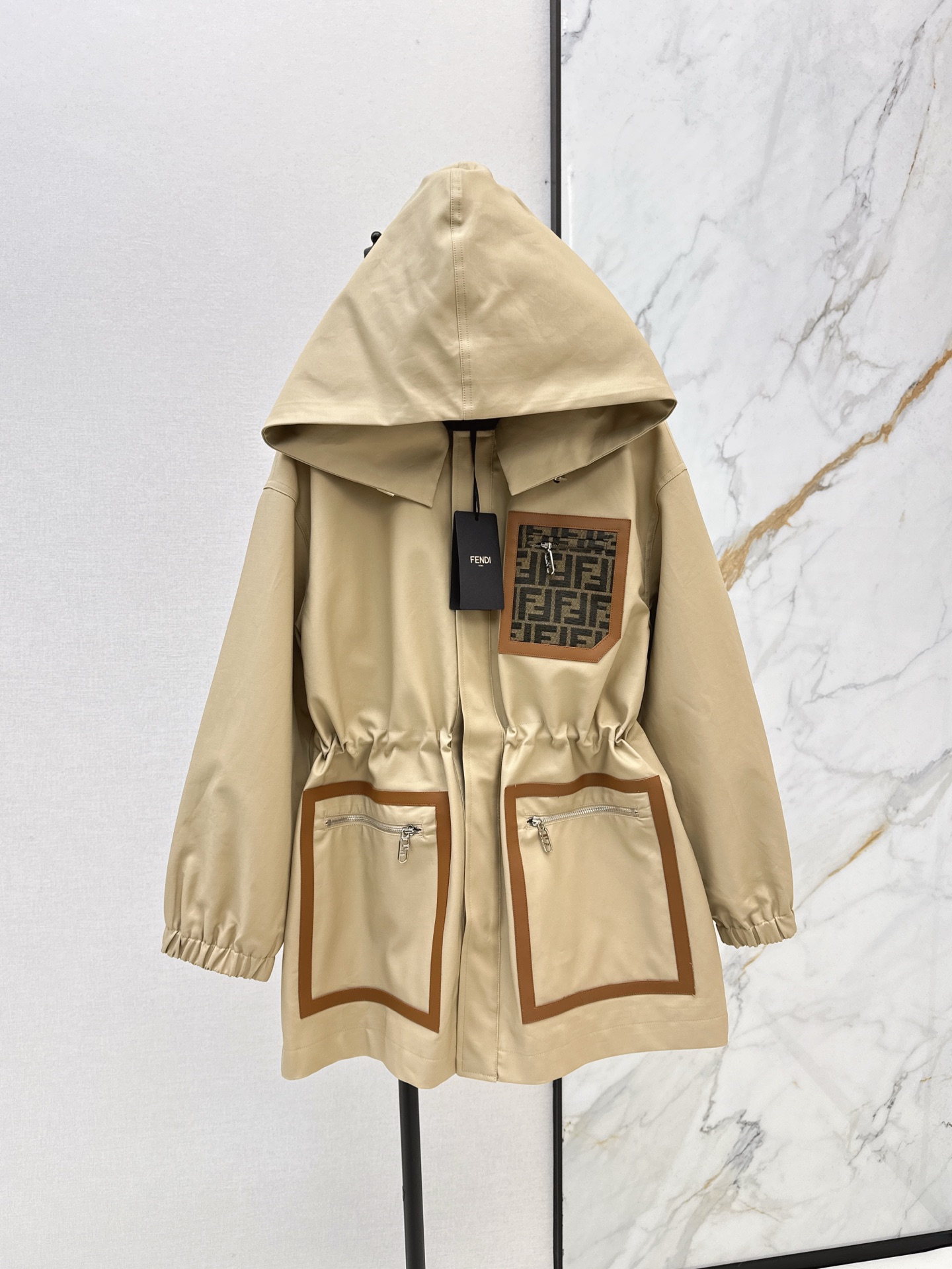 NO:312058,Exclusive first release FD 25Ss————The latest presbyterian pocket decoration in spring and summer khaki windbreaker jackets that want to be fashionable is this one. The wearability is super high. Logo presbyterian pocket decoration is all the highlights of the design. Drawstring waist-hugging design. One color is available for sale in stock. Jackets & coats, alexander wang19860909独家首发 FD 25Ss————春夏最新款老花口袋装饰卡其色风衣外套想要时髦就是这一件了 实穿性超高 logo老花口袋装饰都是设计亮点 抽绳收腰设计 一色现货发售sm,,jackets & coats,alexander wang,Women's clothing