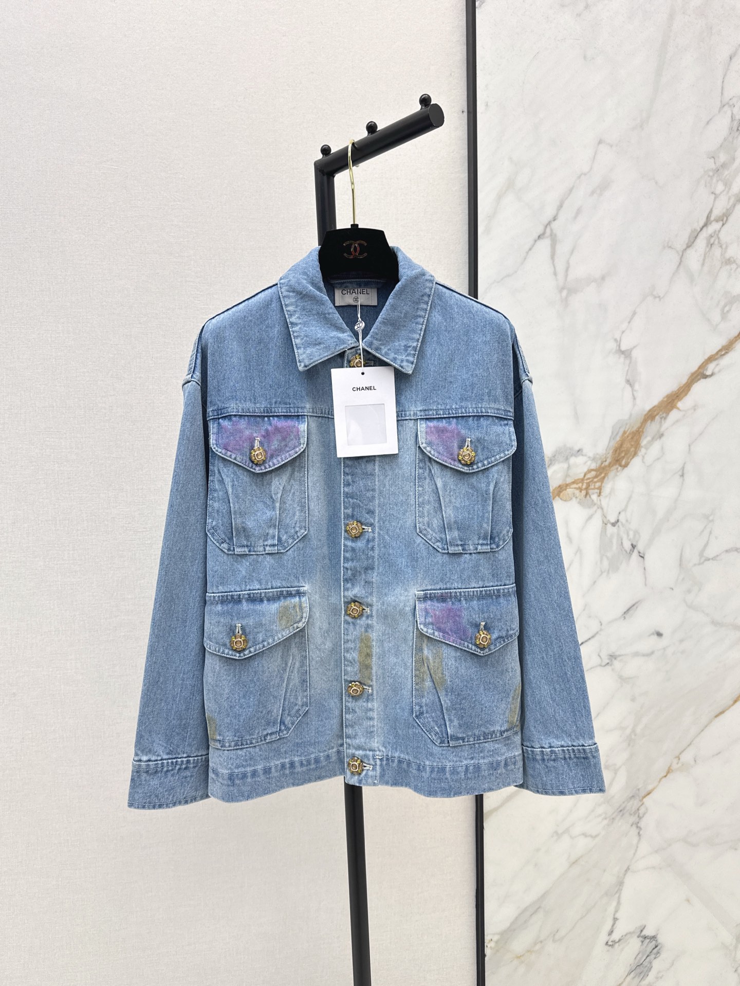 NO:312065,Exclusive first release C home 25Ss————The latest retro washing cowboy jacket in spring and summer. A handsome motorcycle style design. A mid-length style with a back adjustment button waist-hugging method. It looks tall when worn. The YB-open crystal flower button is fashionable and slimming. This is the one that is fashionable and slimming. The wash is very beautiful. Sm, Chanel, Jackets & coats, alexander wang.19860909独家首发 C家 25Ss————春夏最新款复古洗水牛仔外套 自带帅气感的机车风设计 中长款版型搭配后背调节扣收腰做法 穿起来很显高身材 YB开的水晶花朵扣子 时髦又能显瘦就是这一件了 洗水很漂亮 一色现货发售sm,,chanel,jackets & coats,alexander wang,Women's clothing