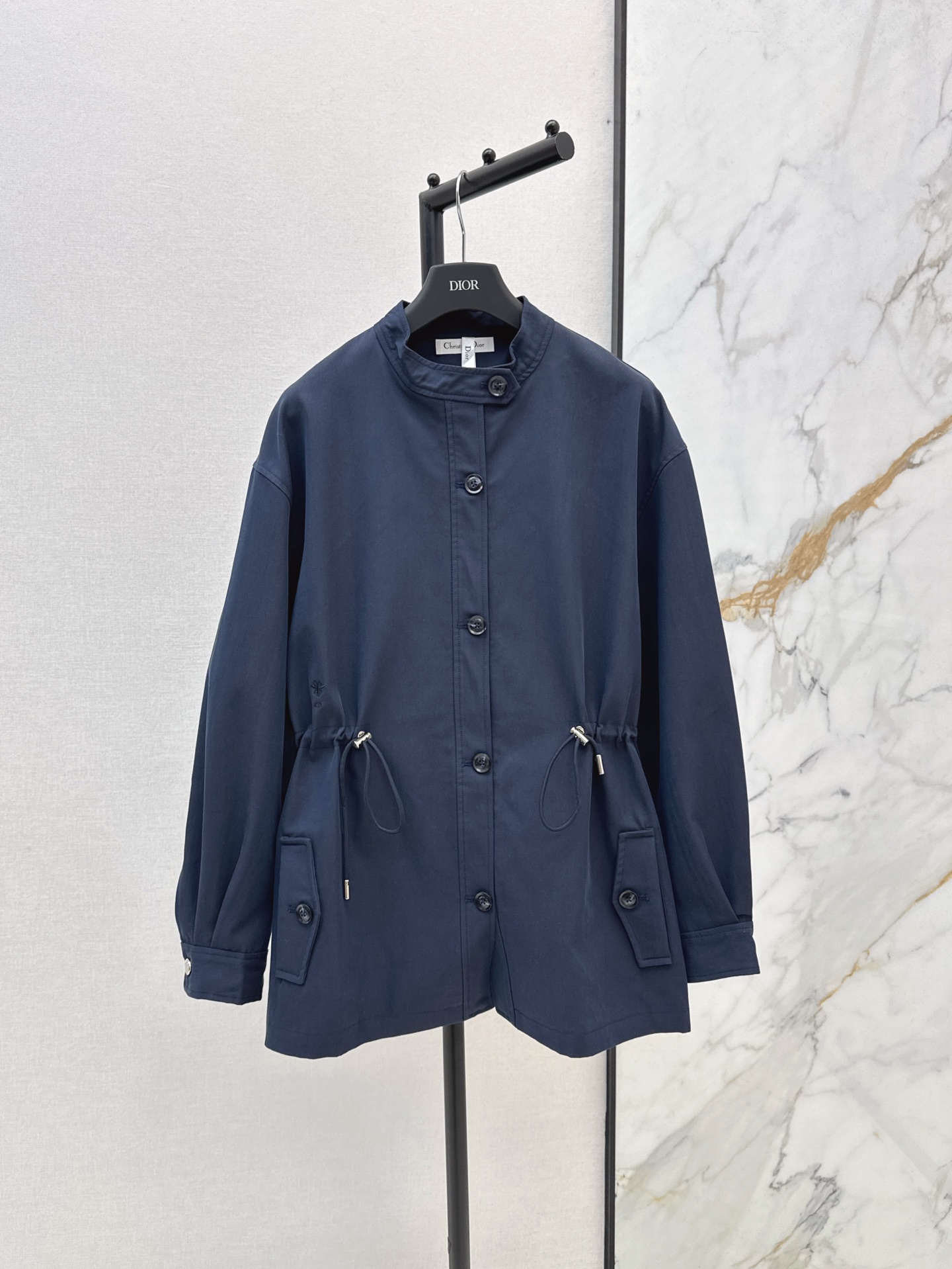 NO:312053,CD 25Ss—————The latest classic mid-length windbreaker in early spring. This windbreaker seems to have its own eye-catching points and is very aura. This style has added a logo lid design. The drawstring waist-hugging design has a styling and strong body tolerance. The whole retro feel is full. The appearance is plus points. The must-have for fashionable outfits. The photos are taken from a high-end filter. The details and hardware are very powerful. Two colors are available for sale in stock. Alexander wang.19860909CD 25Ss————早春最新款经典中长款风衣 这件风衣仿佛自带吸睛点 很有气场 这款加入了logo里布设计 抽绳收腰设计有造型感 对身材包容性也很强 整个复古感拉满 颜值加分时髦穿搭必备拍起照来自带高级滤镜感 细节五金都很强大 两色现货发售sml,,alexander wang,Women's clothing