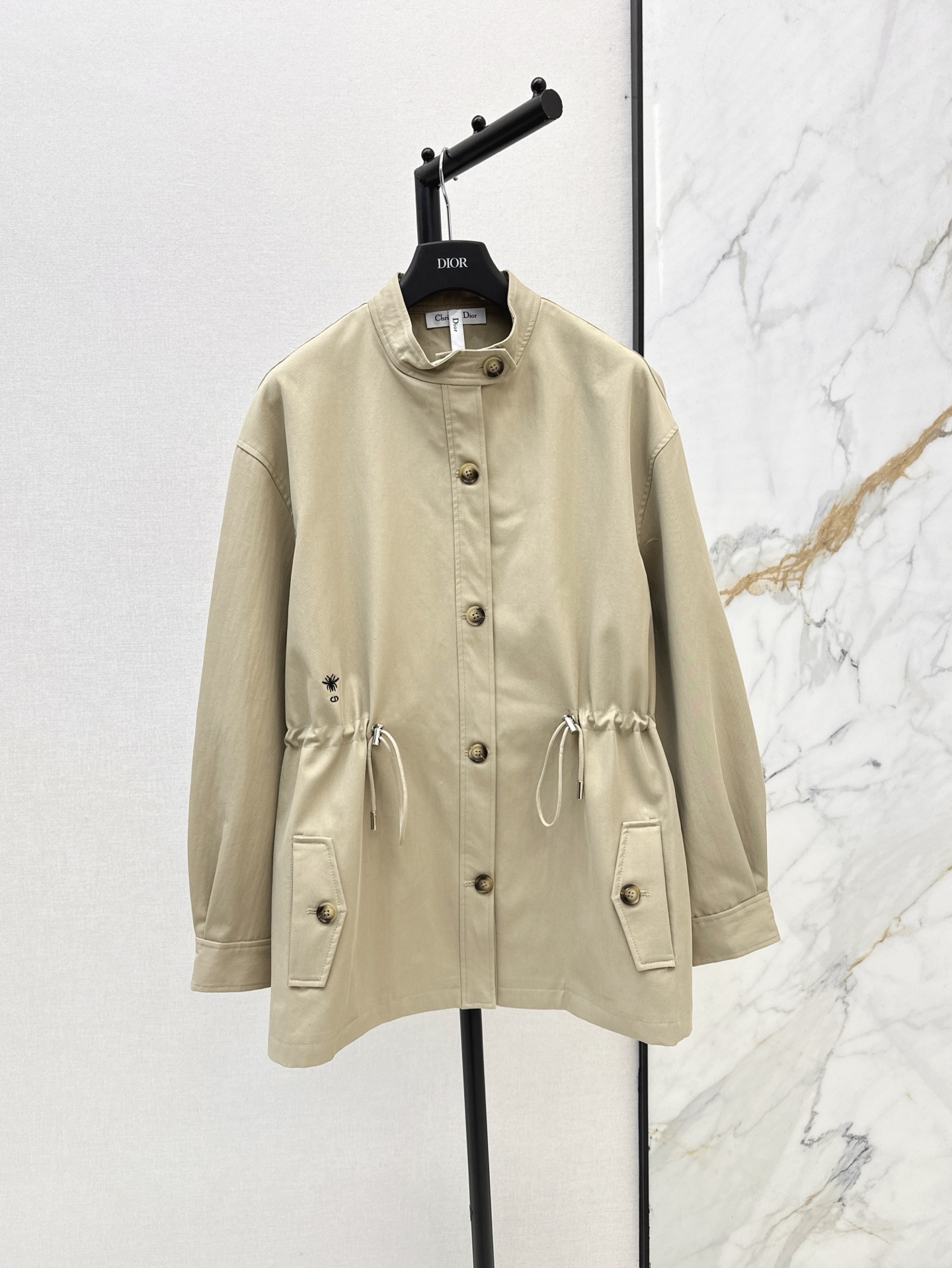 NO:312055,CD 25Ss—————The latest classic mid-length windbreaker in early spring. This windbreaker seems to have its own eye-catching points and is very aura. This style has added a logo lid design. The drawstring waist-hugging design has a styling and strong tolerance for the figure. The whole retro feel is full. The appearance is plus points. The must-have for fashionable outfits. Take photos from high-end filters. The details are very strong. Two colors are shipped in stock, alexander wang19860909CD 25Ss————早春最新款经典中长款风衣 这件风衣仿佛自带吸睛点 很有气场 这款加入了logo里布设计 抽绳收腰设计有造型感 对身材包容性也很强 整个复古感拉满 颜值加分时髦穿搭必备拍起照来自带高级滤镜感 细节都很强大 两色现货发,,alexander wang,Women's clothing