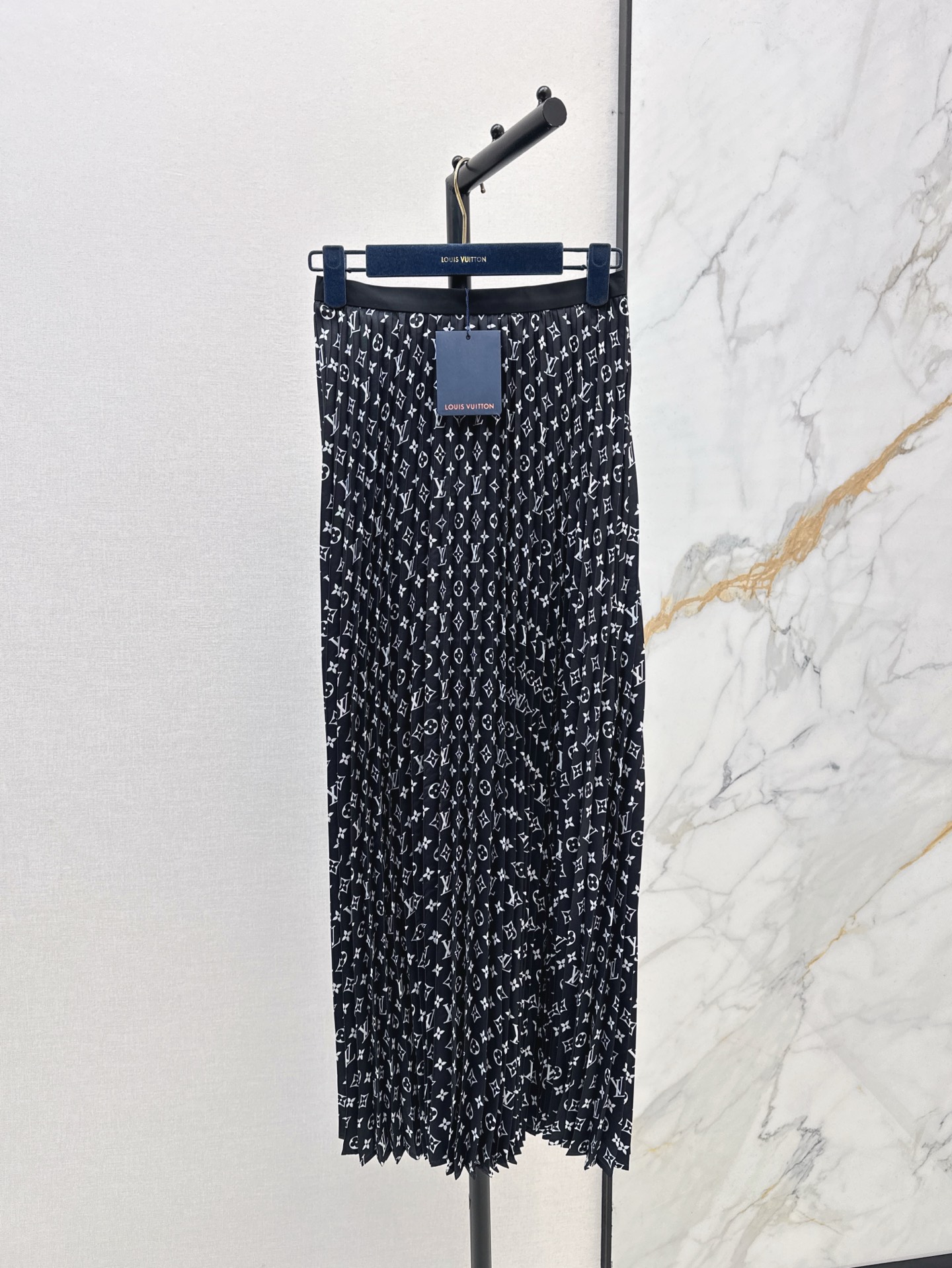 NO:312644,Shirts Skirts Home 25Ss————The latest classic old-fashioned suit lapel shirt   pleated skirt Custom imported twill thick material Light and transparent texture Flexible comfortable Cutting tone body temperament Quiet accordion pleats act on the hem of the skirt Paired with a loose long shirt Add a relaxed and refined atmosphere More unified and coordinated style Easy to complete sets of upper body Every day casual commuting wear High-end and fashionable outfits Developed in one color SML on sale, Skirts, Shirts, Alexander wang19860909衬衫 半裙家 25Ss————春夏最新款经典老花套装翻领衬衣 压褶半裙 定制进口斜纹稠材质 质感轻透高级 垂顺舒适 裁剪修饰身材气质恬静 精致风琴褶皱作用于裙摆 搭配宽松长衬衫 更添松弛精致气息 风格更统一协调 轻松成套上身 日常休闲通勤穿着不出错 高级且时髦穿搭 一色分开发 现货发售sml,,skirts,shirts,alexander wang,Women's clothing