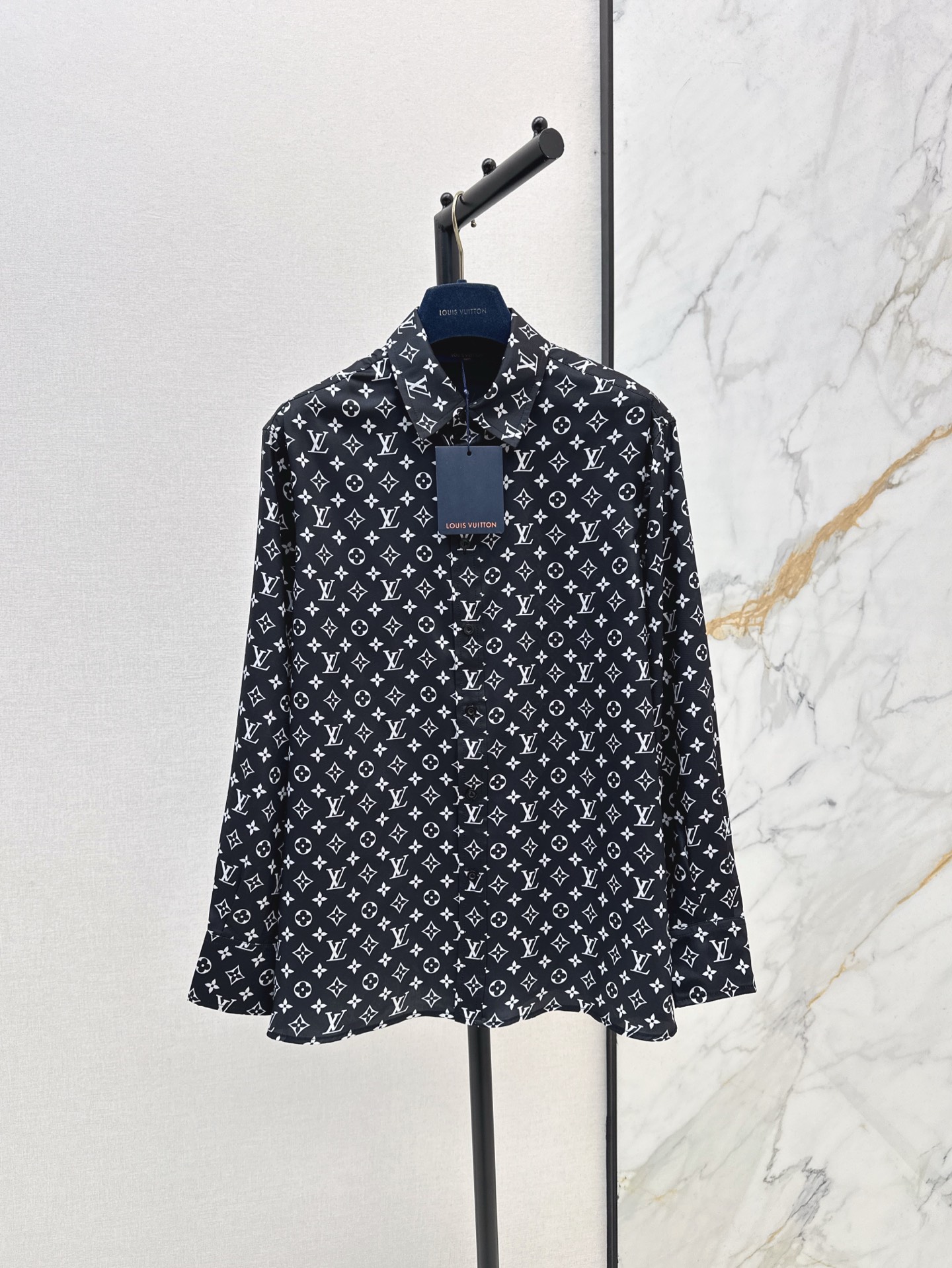 NO:312647,Shirts Skirts Home 25Ss————The latest classic old-fashioned suit lapel shirt   pleated skirt Custom imported twill thick material Light and transparent texture Flexible comfortable Cutting tone body temperament Quiet accordion pleats act on the hem of the skirt Paired with a loose long shirt Add a relaxed and refined atmosphere More unified and coordinated style Easy to complete sets of upper body, daily casual commuting wear is not wrong, high-end 99290230,, skirts,shirts,alexander wang19860909衬衫 半裙家 25Ss————春夏最新款经典老花套装翻领衬衣 压褶半裙 定制进口斜纹稠材质 质感轻透高级 垂顺舒适 裁剪修饰身材气质恬静 精致风琴褶皱作用于裙摆 搭配宽松长衬衫 更添松弛精致气息 风格更统一协调 轻松成套上身 日常休闲通勤穿着不出错 高级99290230,,skirts,shirts,alexander wang,Women's clothing