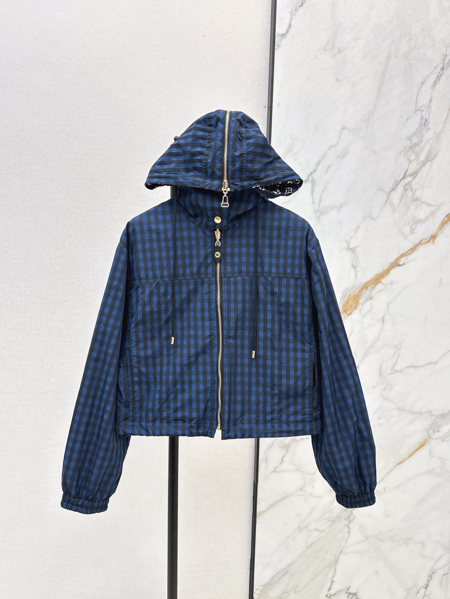 NO:312630,Double-sided wearable L Home 25Ss—————The latest hooded charge jacket for spring and summer imported recycled nylon material, windproof and waterproof, crisp and stylish, high-quality texture, one side of blue and black contrasting plaid, one side of presbyopic letters, easy to realize two styles of one dress, adapt to the wear needs of various outdoor activities, the hem is elastic and buckle adjustment, easy to put on and take off, increase the sense of layering, show the fashion charm whether it is daily or leisure and entertainment. One color is available for sale in stock,, louis vuitton, jackets & coats,hats,alexander wang19860909双面可穿 L家 25Ss————春夏最新款连帽冲锋外套进口再生尼龙材质 防风防水 挺括有型 质感上乘 一面蓝黑撞色格纹 一面老花字字母满印 轻松实现一衣两种风格 适应多种户外活动的穿搭需求 下摆松紧扣调节 穿脱方便 增加层次感 无论日常还是休闲娱乐都能展现时尚魅力 一色现货发售sml,,louis vuitton,jackets & coats,hats,alexander wang,Women's clothing