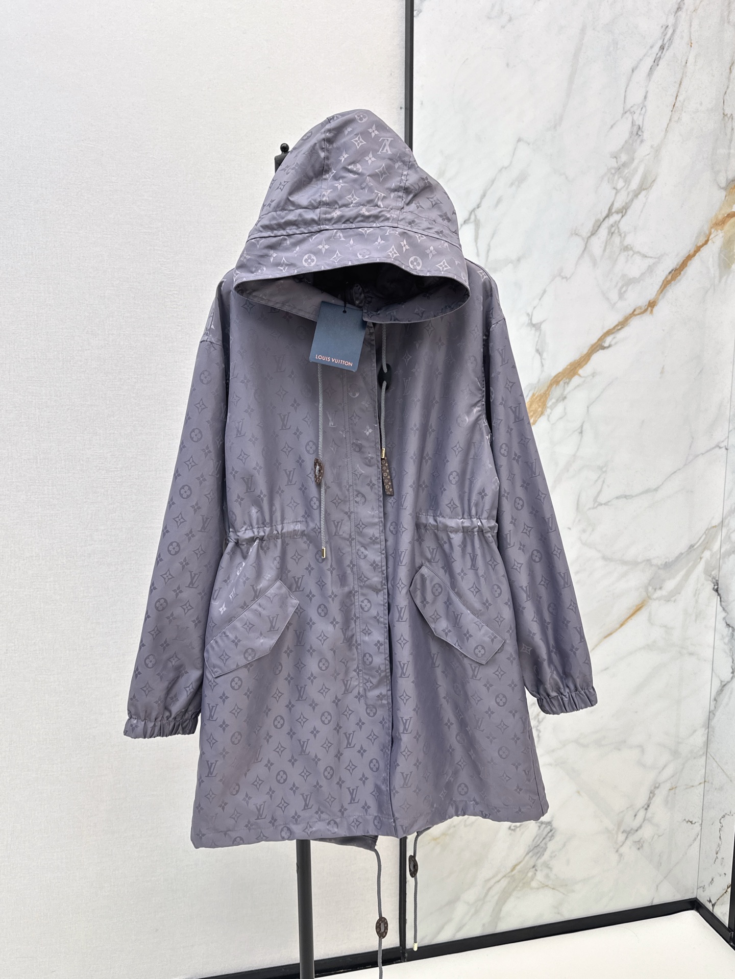 NO:312636,L Home 25Ss————The latest spring and summer jacquard hooded long jacket custom-made jacquard recycled nylon material, comfortable and easy to wear, crisp and stylish hooded long jacket, full-print four-leaf clover elements and letter jacquard dark patterns, low-key luxury, hidden zipper design on the chest, combined with pocket flap details and hem drawstrings to add casual and fashionable feeling, matched with elastic drawstrings at waist, highlighting the waist with a more fashionable positioning, the best choice for daily leisure, two colors are available in stock, sml, louis vuitton, jackets & coats, jackets & coats, hats, alexander wang19860909L家 25Ss————春夏最新款提花连帽长款夹克外套定制提花再生尼龙材质 舒适好穿 挺括有型 连帽长款夹克 通体满印四叶草元素和字母提花暗纹 低调奢华 胸前采用隐藏式开襟拉链设计 配合口袋翻盖细节和下摆抽绳 增添休闲时尚感 搭配腰间弹力抽绳收窄 凸显腰身更具潮流定位 日常闲的不二之选 两色现货发售sml,,louis vuitton,jackets & coats,jackets & coats,hats,alexander wang,Women's clothing