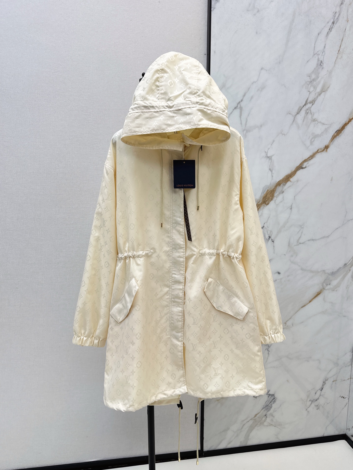 NO:312639,L Home 25Ss————The latest spring and summer jacquard hooded long jacket custom-made jacquard recycled nylon material, comfortable and easy to wear, crisp and stylish hooded long jacket, full-print four-leaf clover elements and letter jacquard dark patterns, low-key luxury, hidden plaid zipper design on the chest, combined with pocket flap details and hem drawstrings to add casual and fashionable feeling, matched with elastic drawstrings at waist, highlighting the waist with a more fashionable positioning, the best choice for daily casualness, two colors are available in stock, sml, louis vuitton, jackets & coats, jackets & coats, hats, alexander wang19860909L家 25Ss————春夏最新款提花连帽长款夹克外套定制提花再生尼龙材质 舒适好穿 挺括有型 连帽长款夹克 通体满印四叶草元素和字母提花暗纹 低调奢华 胸前采用隐藏式开襟拉链设计 配合口袋翻盖细节和下摆抽绳 增添休闲时尚感 搭配腰间弹力抽绳收窄 凸显腰身更具潮流定位 日常休闲的不二之选 两色现货发售sml,,louis vuitton,jackets & coats,jackets & coats,hats,alexander wang,Women's clothing