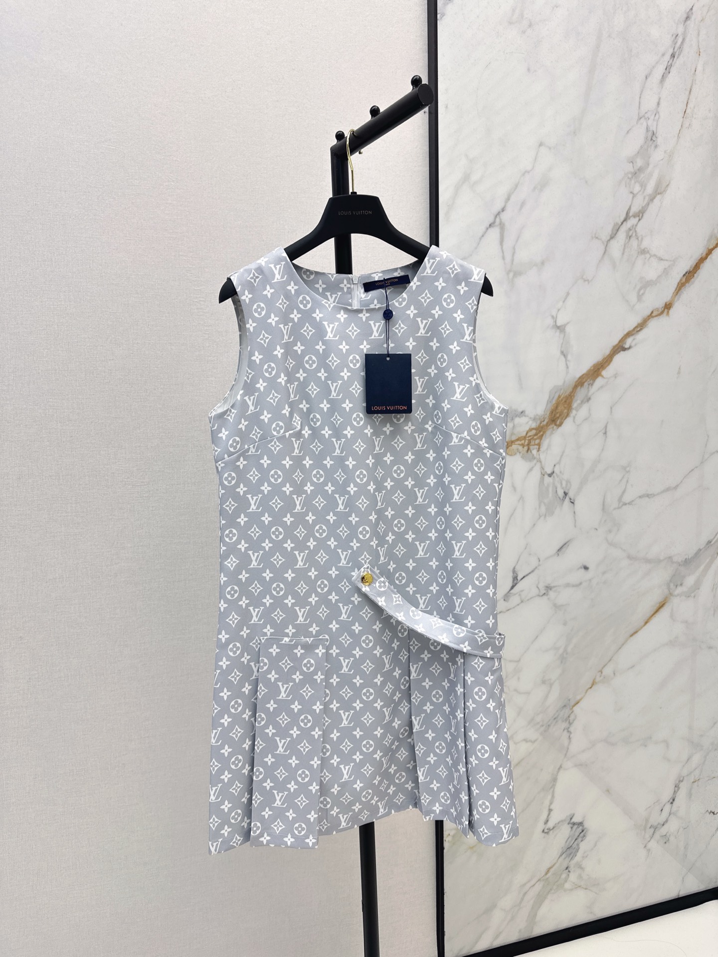 NO:312631,L Home 25Ss————The latest spring and summer sleeveless pleated lace-up vest skirt imported from twill thick material, smooth texture, stylish upper body, blue and white color combination full of refreshing literary atmosphere, retro and fashionable Sleeveless dress style Low waist pleated skirt design The waist is divided by the waist belt with the waistband, high-end style, the skirt is well-tailed, slim and fashionable, every day commuting, sml on sale in stock,,louis vuitton, skirts, alexander wang19860909L家 25Ss————春夏最新款无袖压褶系带背心裙进口斜纹稠材质 质感垂顺 上身有型 蓝白配色满满清爽文艺氛围 复古又时尚 无袖连衣裙版型 低腰压褶裙边设计 腰部利用本布徽标腰带划分比例曲线 格调高级 裙身裁剪得体 显瘦时髦 日常通勤皆可 一色现货发售sml,,louis vuitton,skirts,alexander wang,Women's clothing