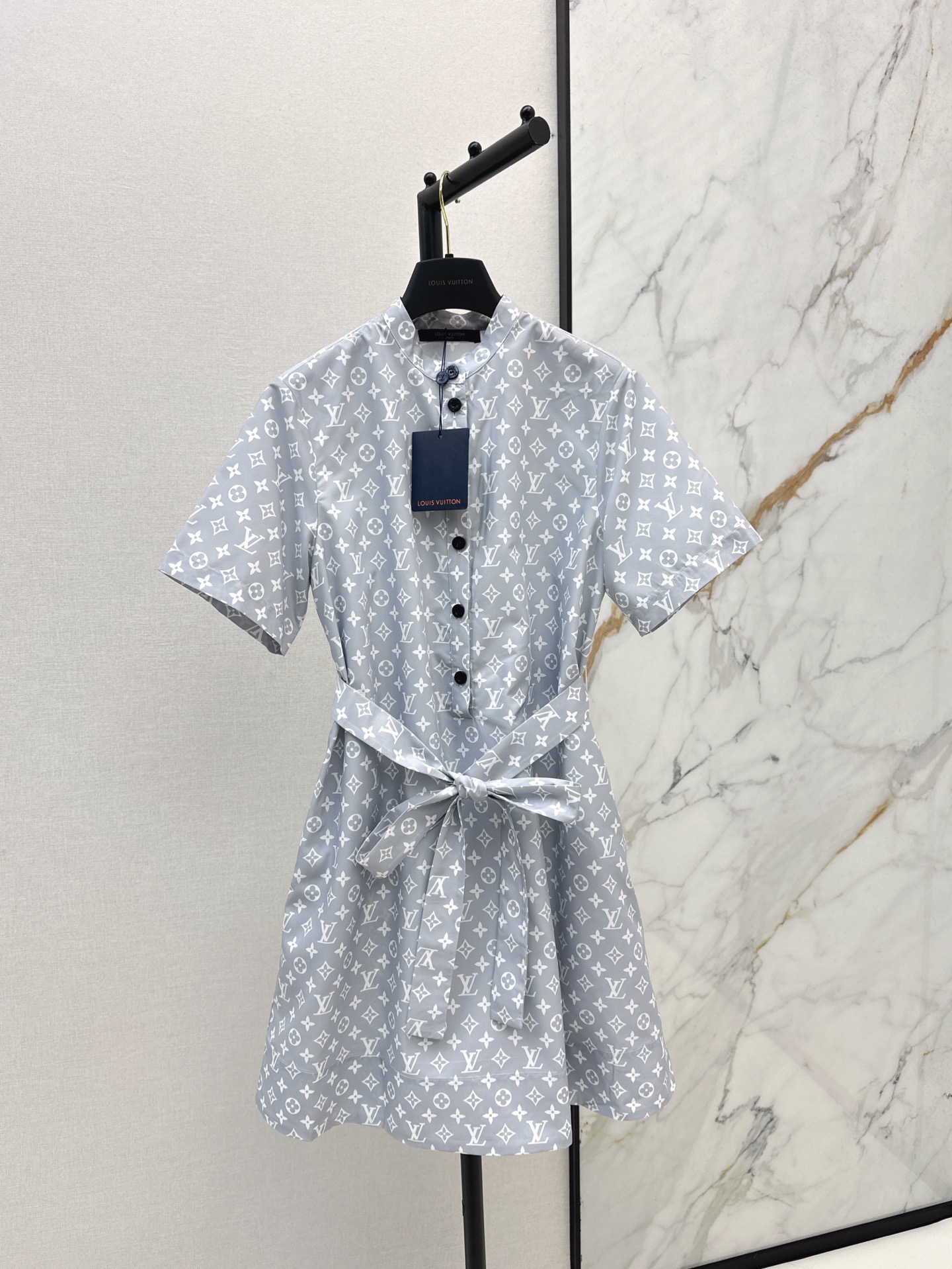 NO:312615,L Home 25Ss————The latest printed short-sleeved dress in spring and summer imported twill material, breathable texture, special craftsmanship, blue and white color combination, refreshing literary atmosphere, retro and fashionable, half-pallet button design, waist with the logo belt, divided proportional curve at the waist, high-end style, skirts are well-tailed, slim and fashionable, one-color spot on sale, sml,,louis vuitton, skirts, T-shirt, alexander wang19860909L家 25Ss————春夏最新款印花短袖连衣裙进口斜纹绸材质 质感透气 特殊工艺处理 蓝白配色满满清爽文艺氛围 复古又时尚 半开襟纽扣设计 腰部利用本布徽标腰带划分比例曲线 格调高级 裙身裁剪得体 显瘦时髦 一色现货发售sml,,louis vuitton,skirts,T-shirt,alexander wang,Women's clothing