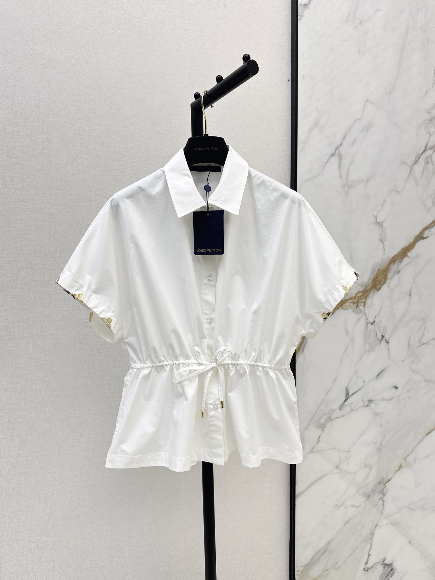 NO:312619,L Home 25Ss———The latest spring and summer lapel drawstring waist-retracting pleated lace shirts, cotton fabric, comfortable and delicate texture, lapel shirt style, neat cut, waist-retracting effect, matching the lower body, the hem uses wrinkles to present a loose umbrella shape, effectively covering the hips, making it look slimmer, the cuffs add metal four-leaf clover element logo decoration, the upper body is full of exquisite British atmosphere, matched with skirts or pants, exquisite moments, basic shirts that can be used for daily commuting and vacation, easy to wear to create a fashionable feeling, two colors are on sale sml 9,,louis vuitton, skirts, shirts, alexander wang19860909L家 25Ss———春夏最新款翻领抽绳收腰褶皱花边衬衣全棉面料质感舒适细腻 翻领衬衫版型 裁剪利落 腰间抽绳起到收腰效果 配合下半身 下摆利用褶皱呈现外散伞状 有效遮胯更显苗条 袖口增加金属四叶草元素标志装饰 上身充满精致英伦气息 随意搭配半裙或裤子 精致度瞬间 日常通勤度假都可驾驭的基础衬衫 轻松穿搭出洋气感 两色现货发售sml 9,,louis vuitton,skirts,shirts,alexander wang,Women's clothing