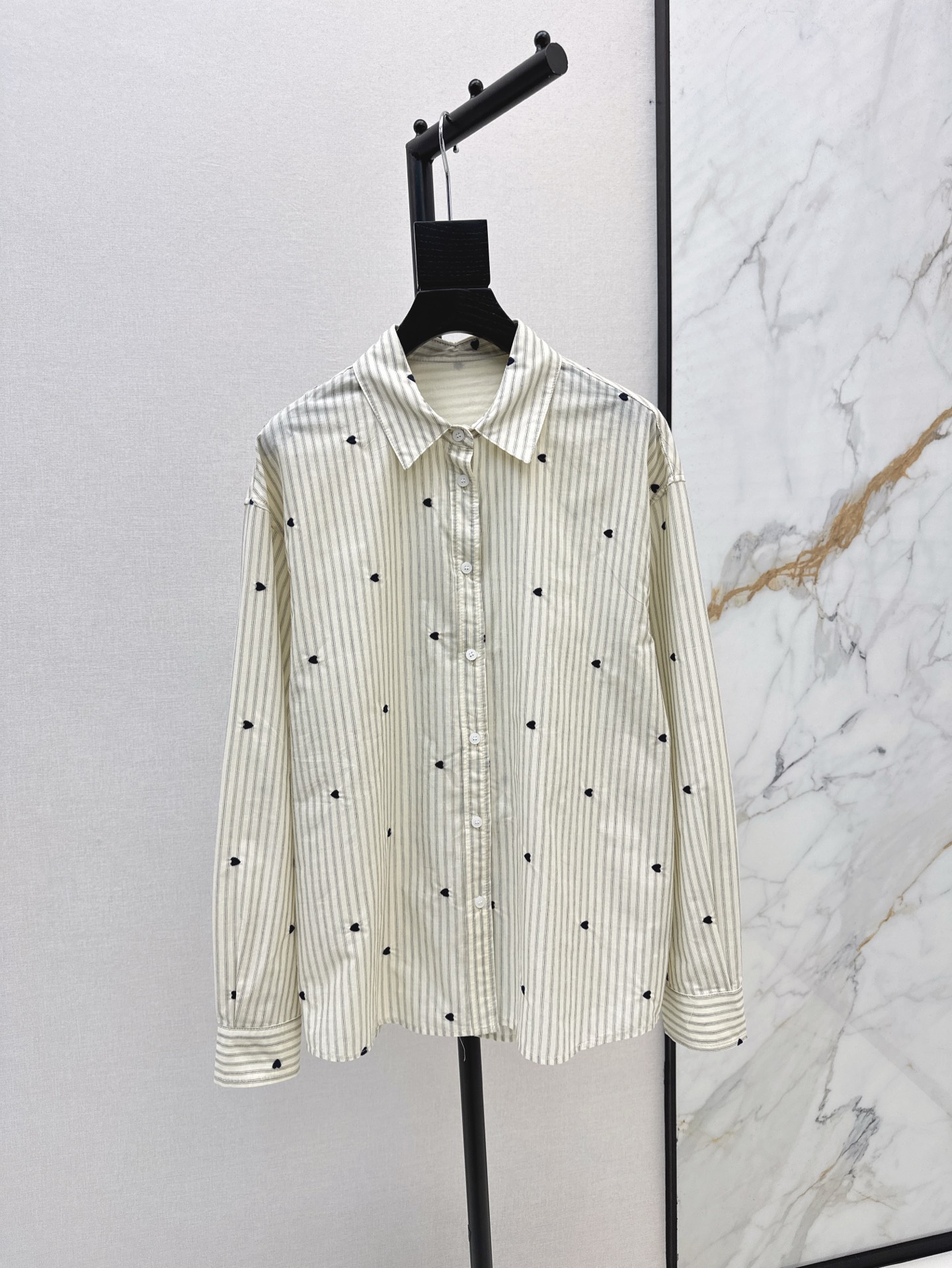 NO:312622,Exclusive style, fashionable and niche design 25Ss————The latest striped shirt in spring and summer. Early spring style with super high wear. You can wear it alone or layered jackets. The style is a style that anyone can control and make it look taller. One-color spot sml 9,, jackets & coats,shirts,alexander wang19860909独家款 时髦小众设计 25Ss————春夏最新款条纹衬衫 实穿性超高的早春款 单穿或者叠穿外套都可 版型是任何人都可以驾驭并且显高的款式 一色现货发售sml 9,,jackets & coats,shirts,alexander wang,Women's clothing