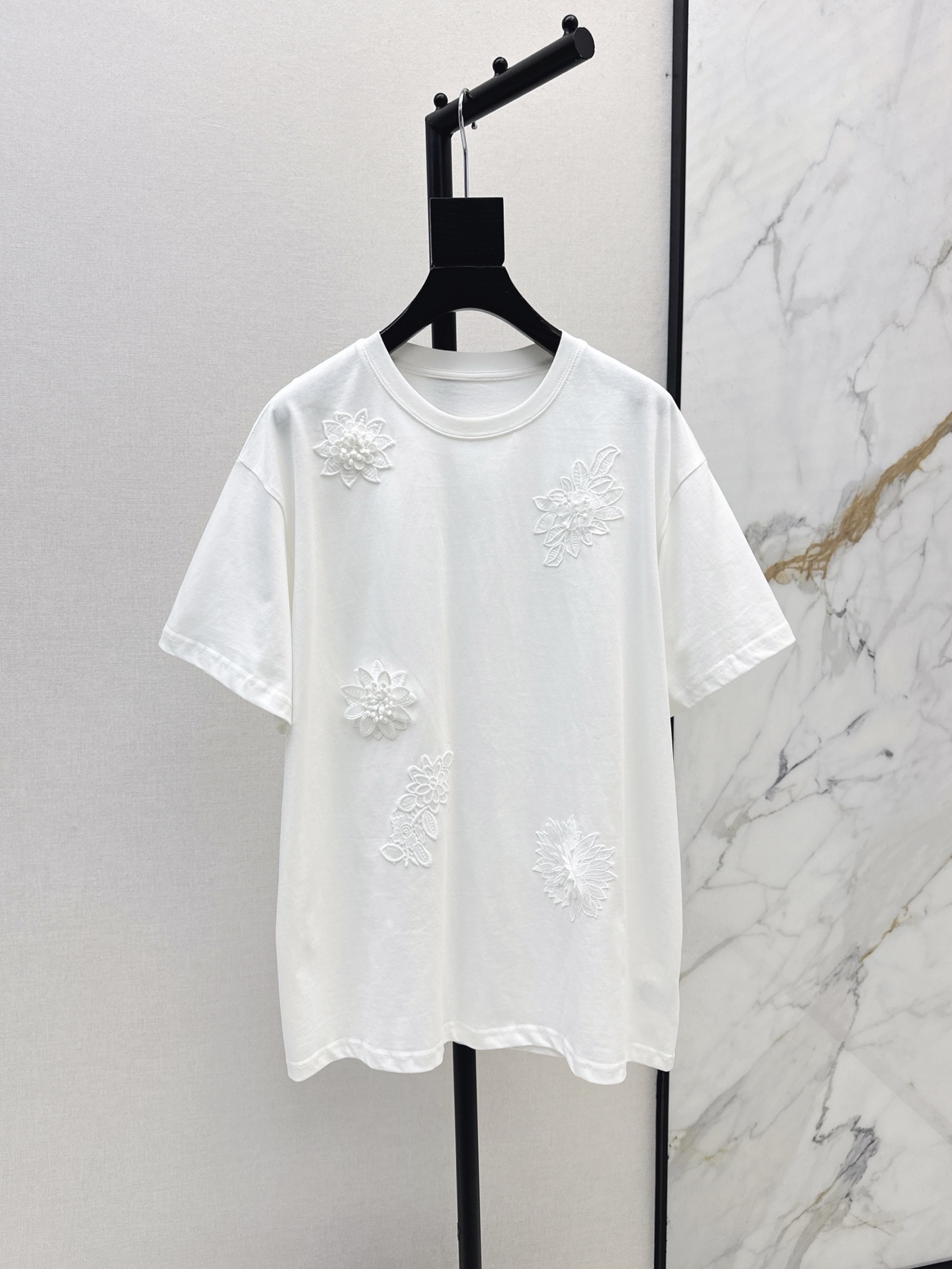 NO:312628,Fashionable niche design 25Ss—————The latest three-dimensional flower decoration loose T-shirt with spring and summer, classic round neck silhouette tailoring design, simple and easy to wear, and it attracts attention when walking on the street!  A feeling of youth and vitality!  One-size spot sale sml, tees, t-shirt, alexander wang19860909时髦小众设计 25Ss—————春夏最新款立体花朵装饰宽松T恤经典圆领廓形版型剪裁设计 简洁好穿 走在街上吸睛度满分！青春又活力的感觉！一色现货发售sml,,tees，t-shirt,alexander wang,Women's clothing