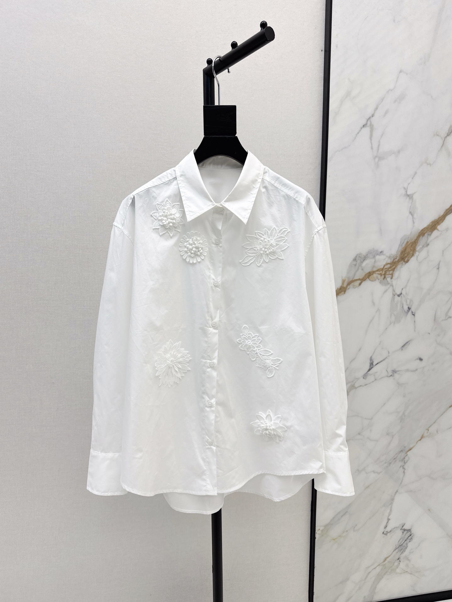 NO:312613,Fashionable niche design 25Ss—————The latest three-dimensional flower decorative loose shirt with classic silhouette style tailoring design, simple and easy to wear, and it attracts attention when walking on the street!  A feeling of youth and vitality!  One-size spot sale sml,shirts,alexander wang19860909时髦小众设计 25Ss—————春夏最新款立体花朵装饰宽松衬衫经典廓形版型剪裁设计 简洁好穿 走在街上吸睛度满分！青春又活力的感觉！一色现货发售sml,,shirts,alexander wang,Women's clothing