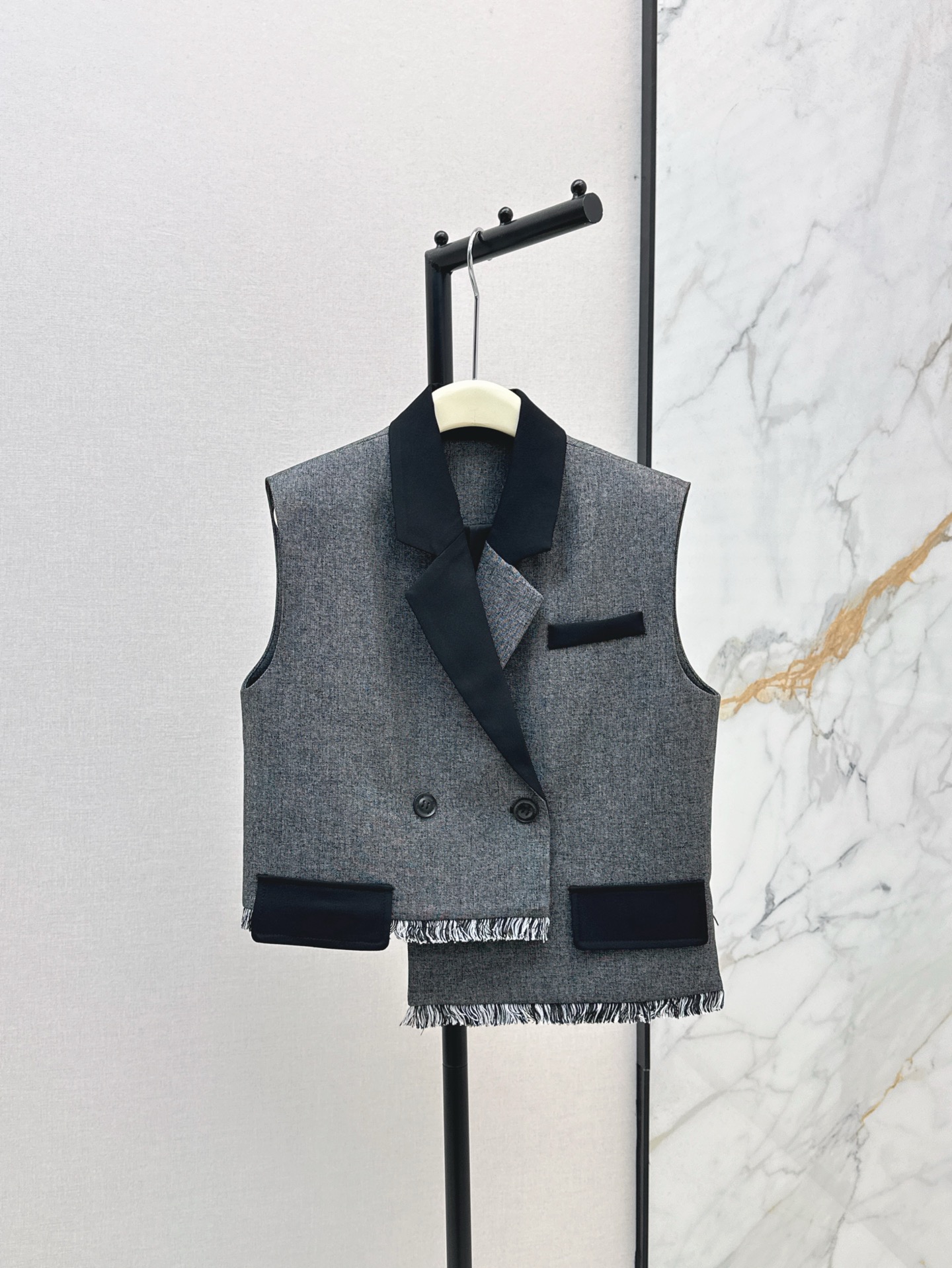NO:312609,Fashionable outfits 25Ss————The latest irregular tailoring vest jacket in spring and summer. Minimalist design. Very stylish. Free to wear and produce various effects. High plasticity. SML is available in stock, Jackets & coats, alexander wang19860909时髦穿搭 25Ss————春夏最新款不规则剪裁马甲外套 极简设计感 叠穿起来很有范 各种有型 自由穿出各种效果 可塑性很高 一色现货发售sml,,jackets & coats,alexander wang,Women's clothing