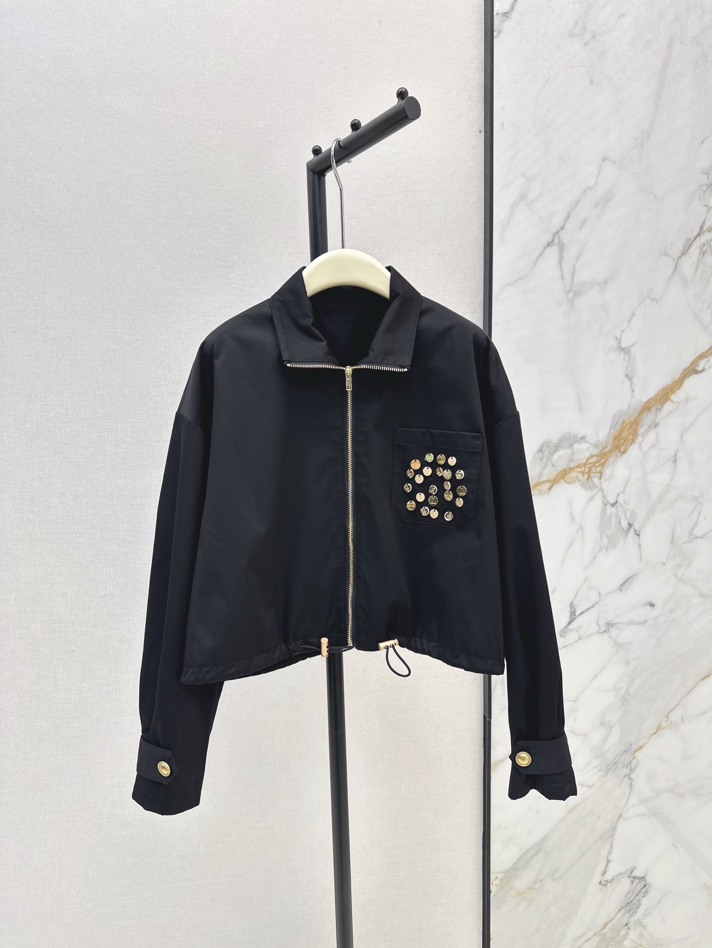 NO:312618,Fashionable and niche design 25Ss—————The latest loose short jacket with shoulders and short design in early spring. It is not picky about people. It is handsome and fashionable. The texture of imported windbreaker fabric. The casual style is versatile and slim and tall. Two colors are available in stock. Sm, Jackets & coats, alexander wang19860909时髦小众设计 25Ss————早春最新款宽松小短款外套落肩小短款设计 不挑人版型帅气又时髦 进口风衣面料质感 休闲版型百搭上身显瘦又高挑 两色现货发售sm,,jackets & coats,alexander wang,Women's clothing