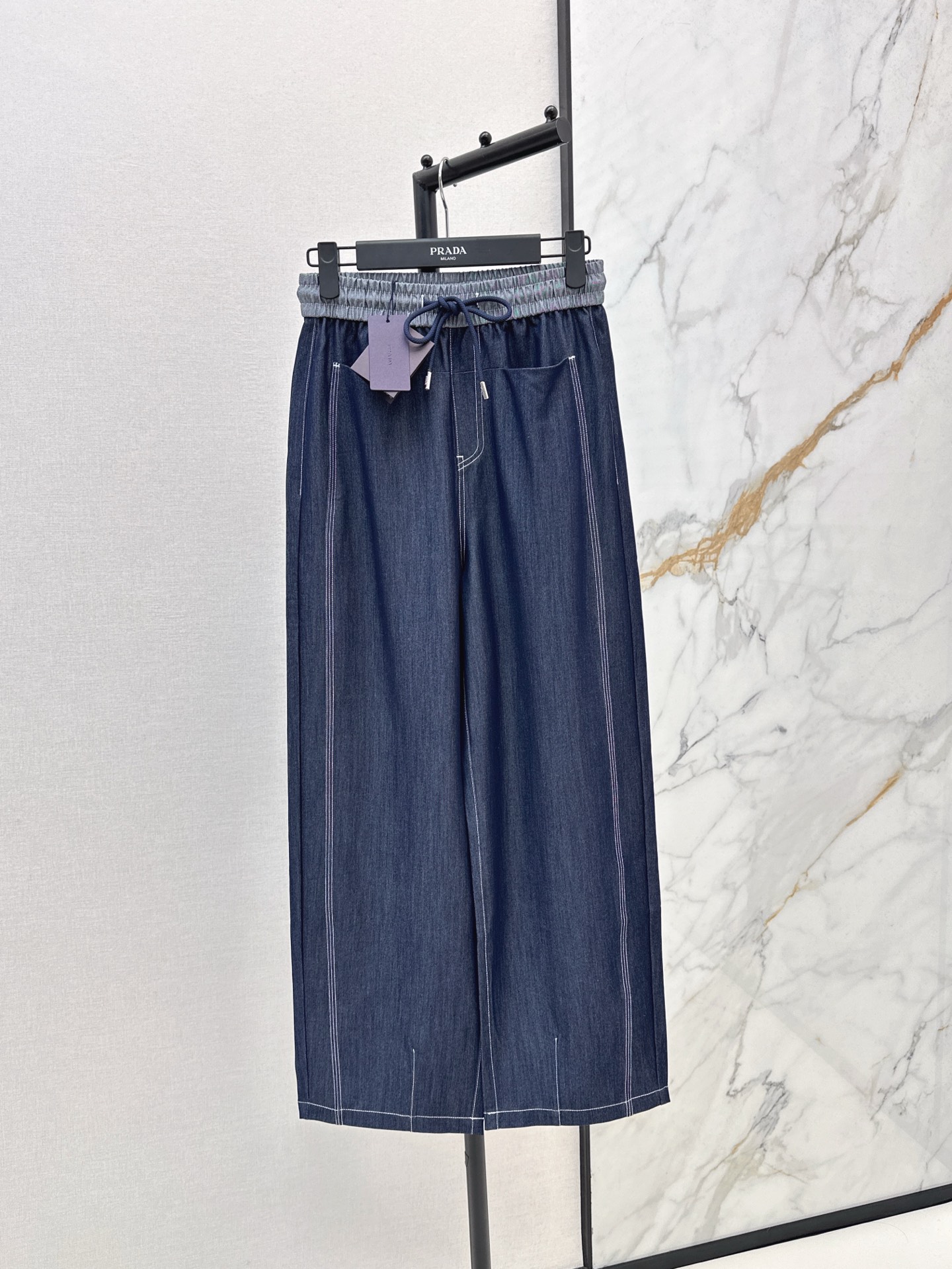 NO:312586,Summer versatile items PD 25Ss———The latest spring and summer thin denim straight-leg pants thin denim fabric. Whoever wears it looks good? The upper body really makes the legs look longer. A girl with long legs is casual and sporty. Super high frequency of use. All kinds of combinations are good. SML is available in stock, alexander wang19860909夏季百搭单品 PD 25Ss———春夏最新款轻薄牛仔直筒裤轻薄牛仔面料 谁穿谁好看 上身真的超级显腿长 妥妥的长腿妹子 休闲又带有运动感 超高使用频率 各种搭配都好看 一色现货发售sml,,alexander wang,Women's clothing