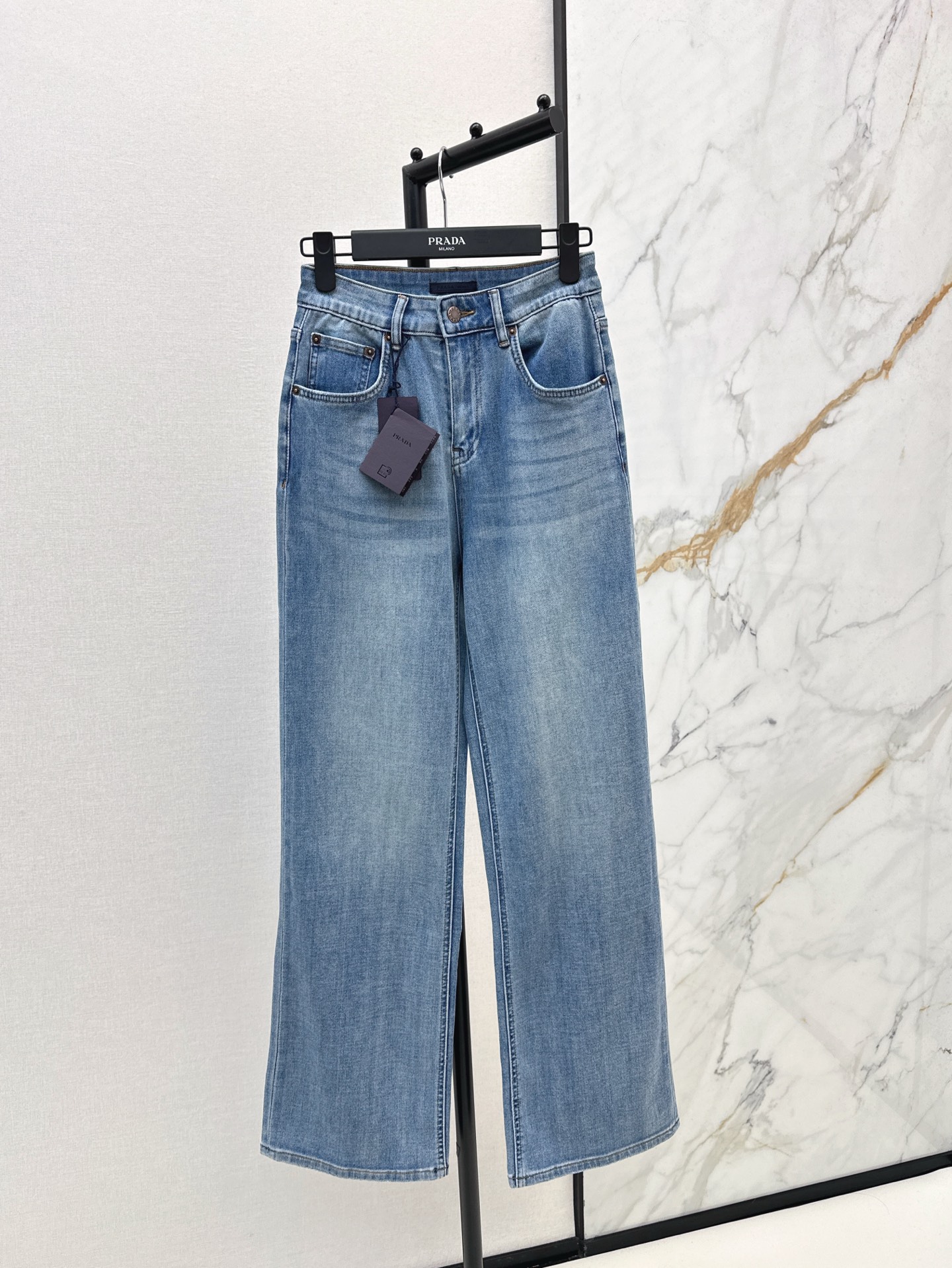 NO:312592,PD 25Ss————The latest spring and summer logo letter straight jeans, it is simply a walking long-legged artifact. Straight-legged style, not picky and versatile. Wear a jacket and T-shirt at will. The key is to wear it for no time to wear it. It is worth collecting. Retro blue wash water is particularly durable. The details are also in place. Smlxlxxl, jeans, jackets & coats,tees, t-shirt, alexander wang19860909PD 25Ss————春夏最新款logo字母直筒牛仔裤 简直就是行走的显长腿神器 直筒的版型 不挑人又百搭 外套T恤随意搭 重点是穿多久都不会过时 值得收藏 复古蓝洗水 特别耐看 细节也很到位 一色现货发售smlxlxxl,,jeans,jackets & coats,tees，t-shirt,alexander wang,Women's clothing